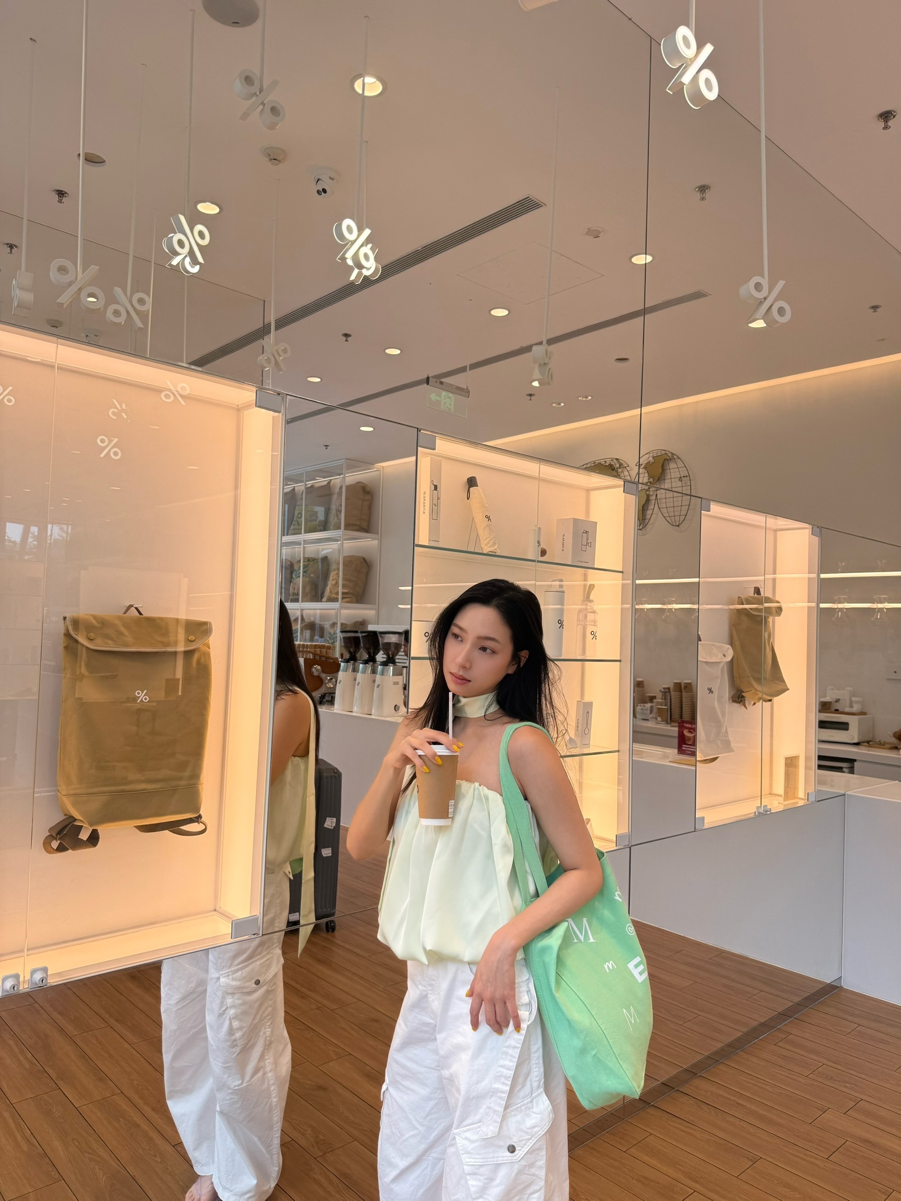 薄荷綠緞面花苞平口上衣