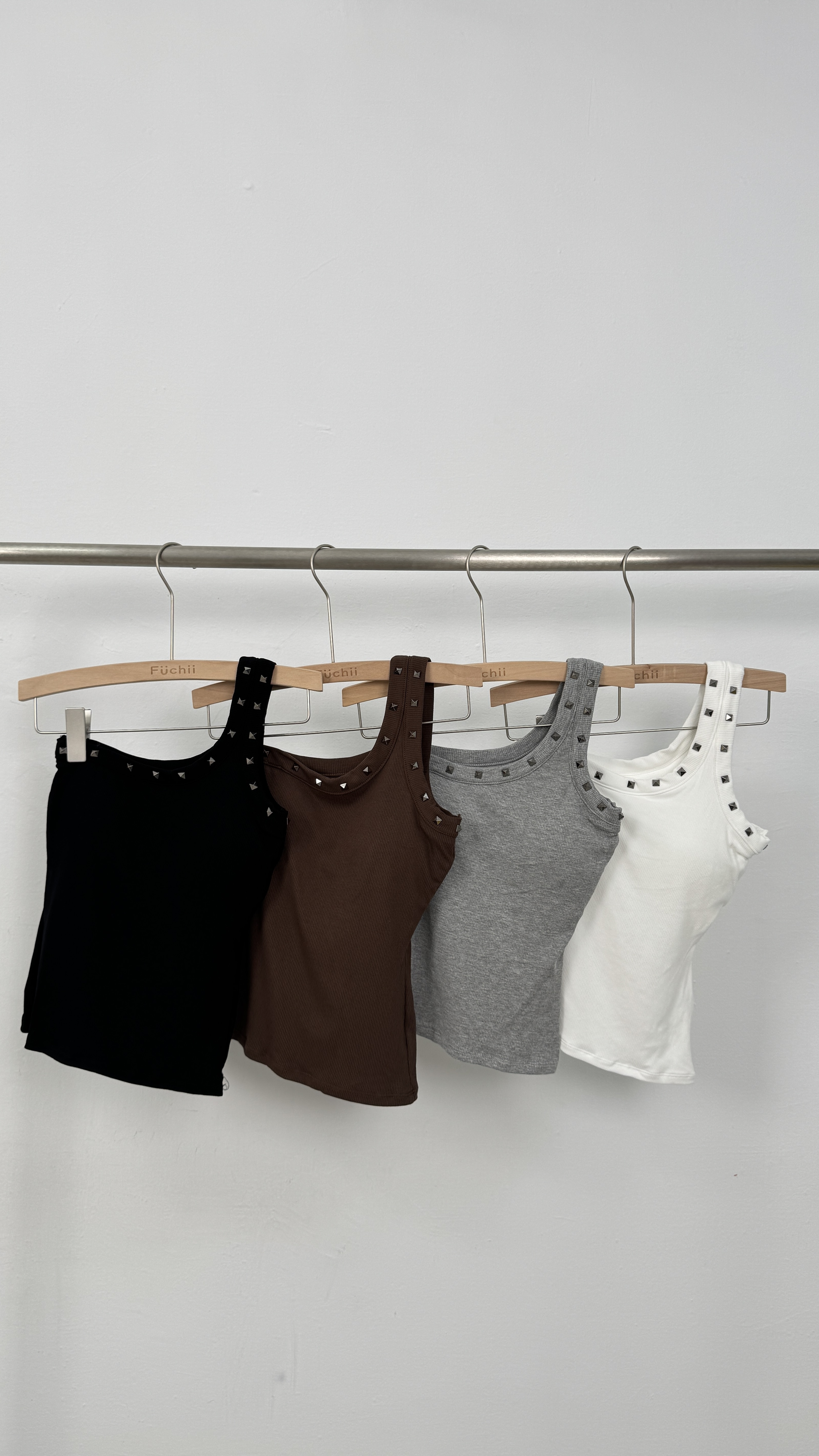 B02美式辣妹卯釘斜肩背心