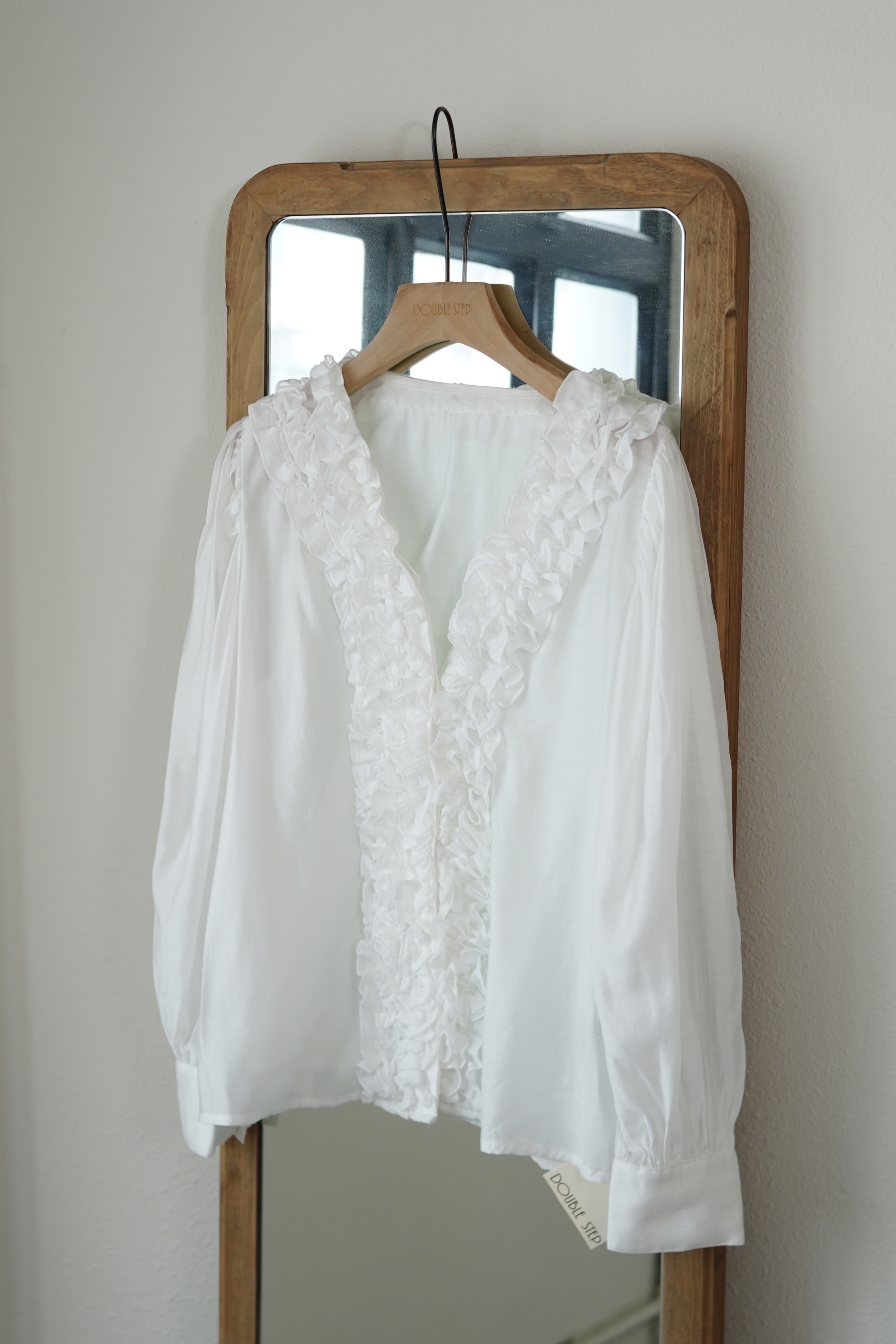 滿滿Ruffles~V領扣鈕上衣 - BL61985