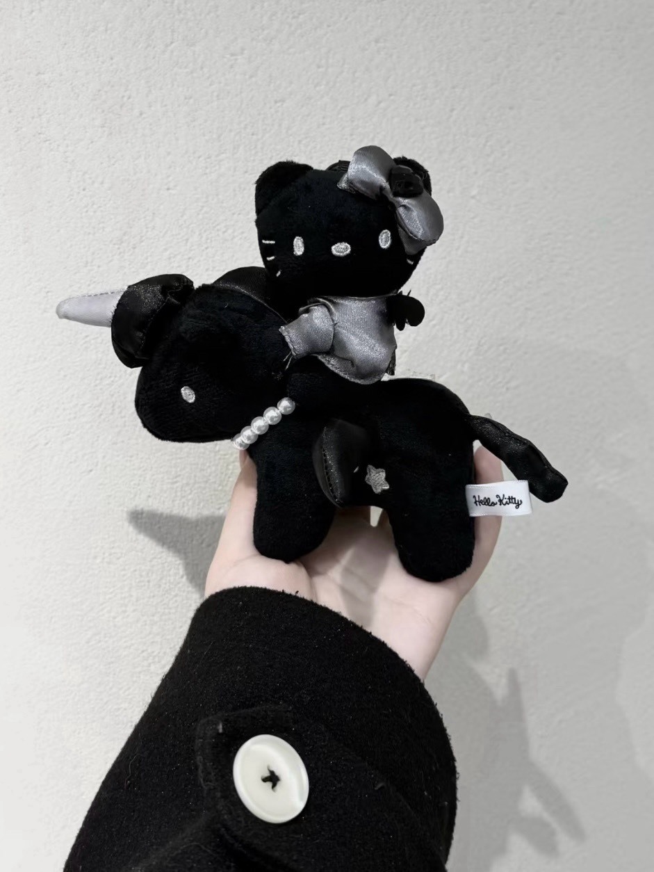 日本限定 HELLO KITTY BLACK  長腿 天鵝 獨角獸 吊飾 黑白