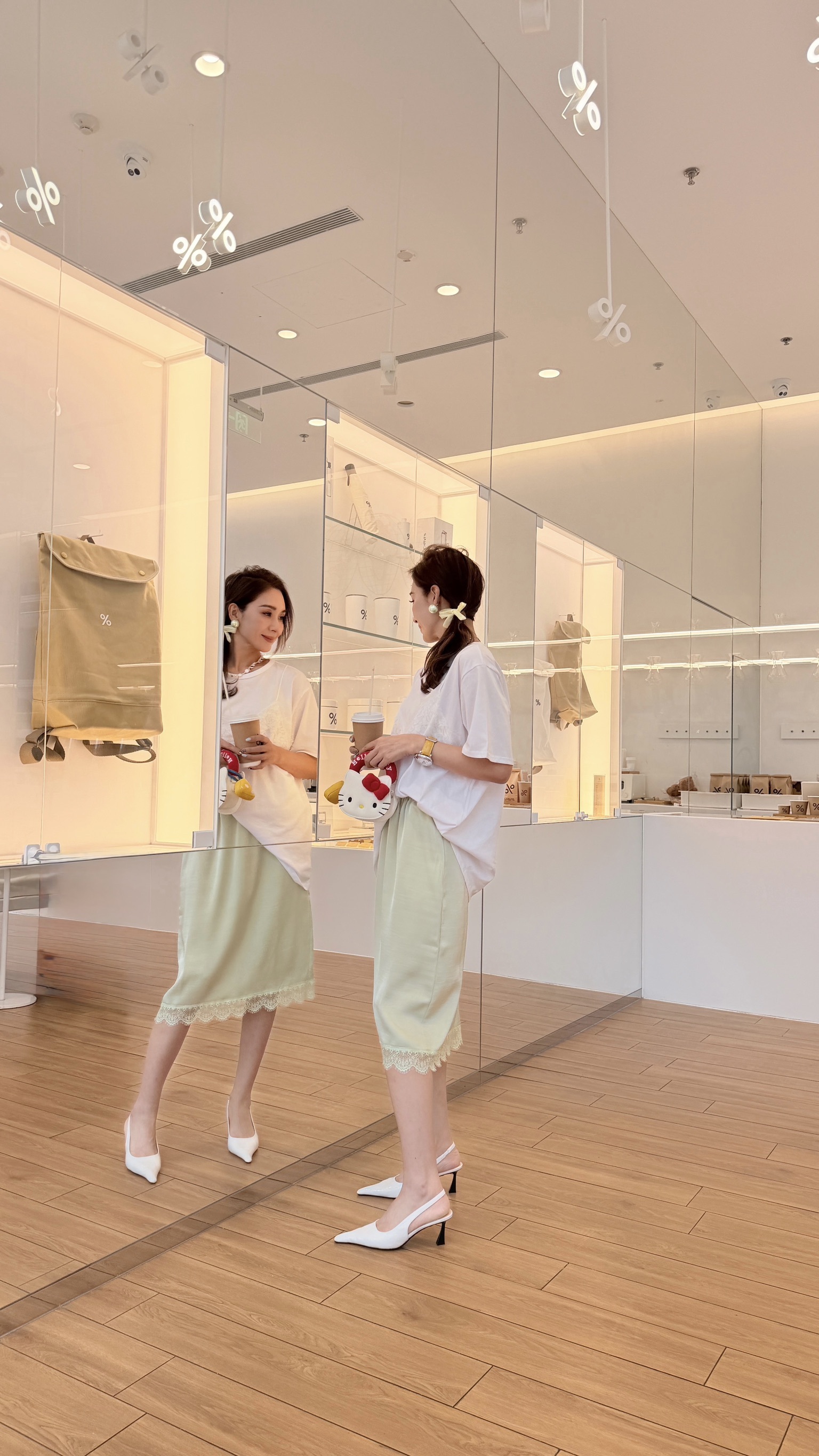 薄荷綠緞面蕾絲鬆緊腰中裙