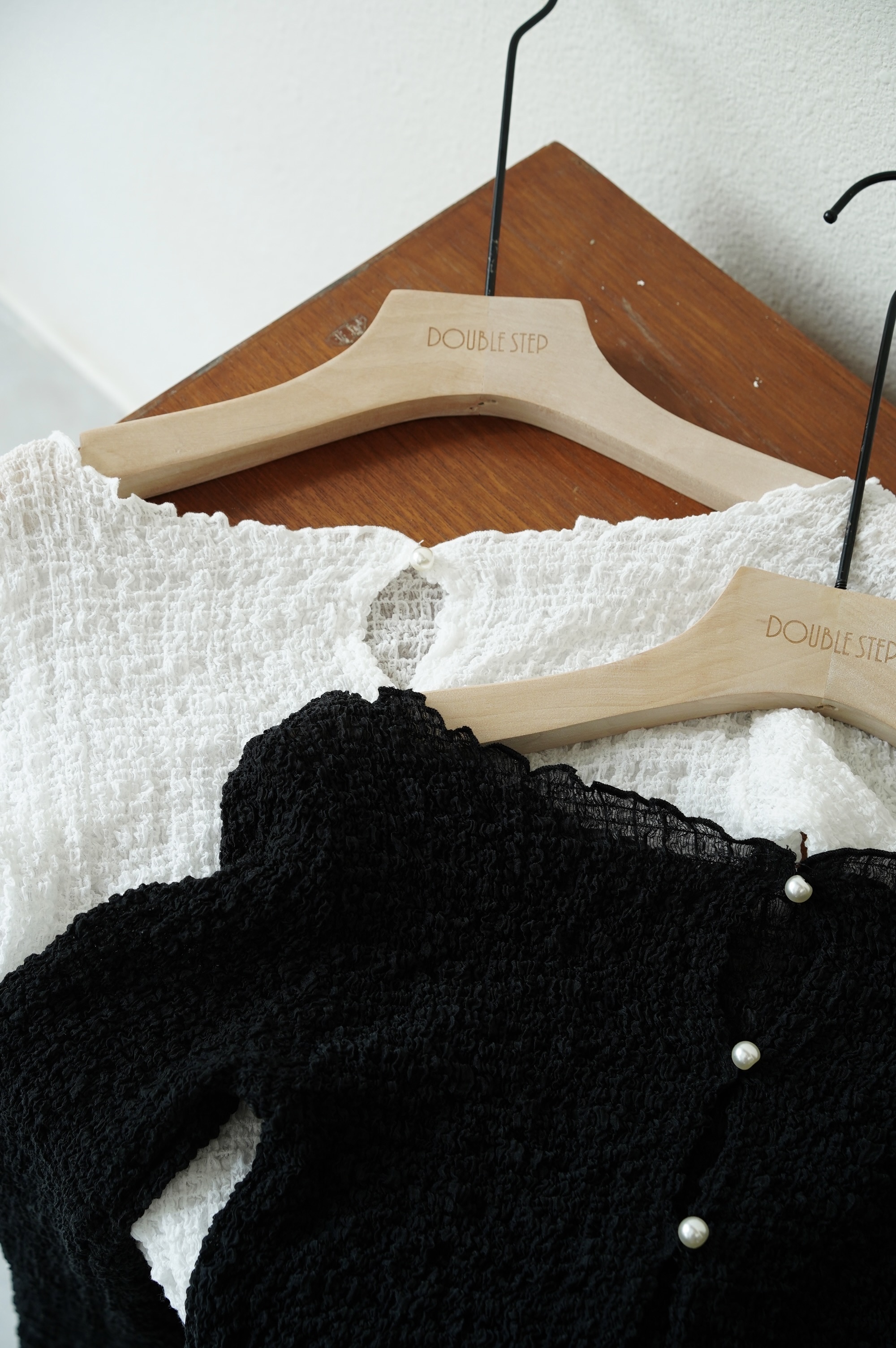 免燙！皺布優雅珍珠扭外套-JK61982