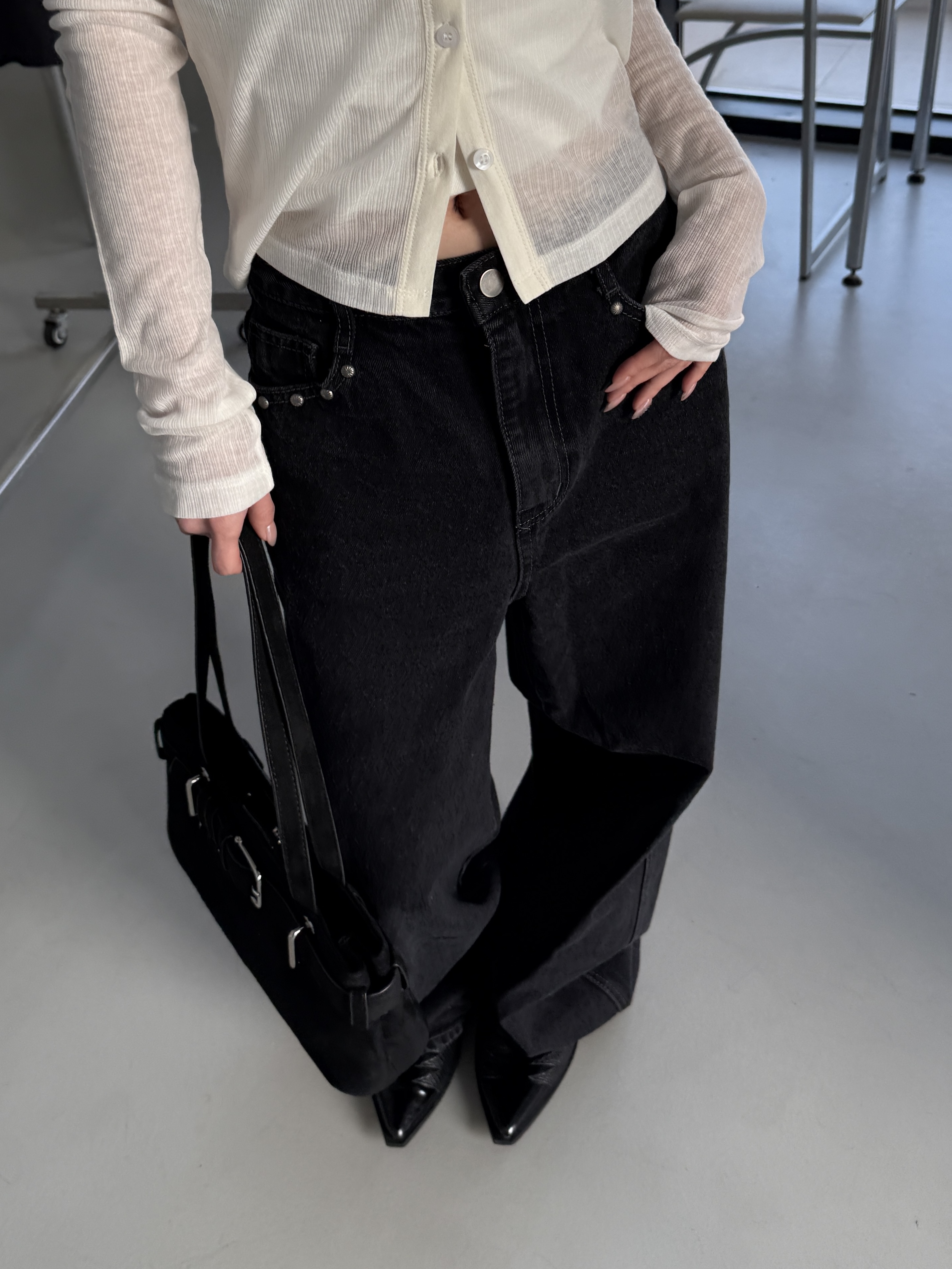 N30  Noir霧黑銀飾直筒丹寧褲