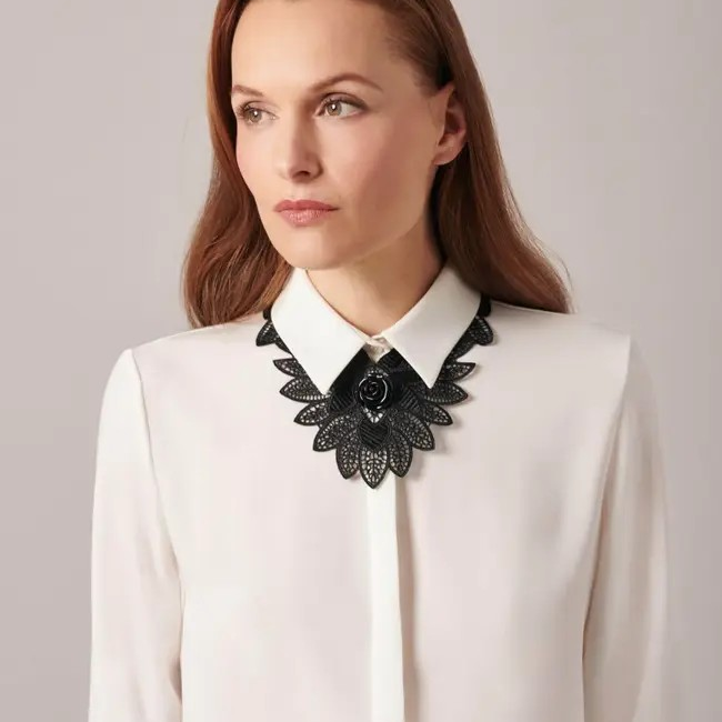 1AF0323-070 [ANNE FONTAINE] Ballad Collar Black #H16A32203 (EU)
