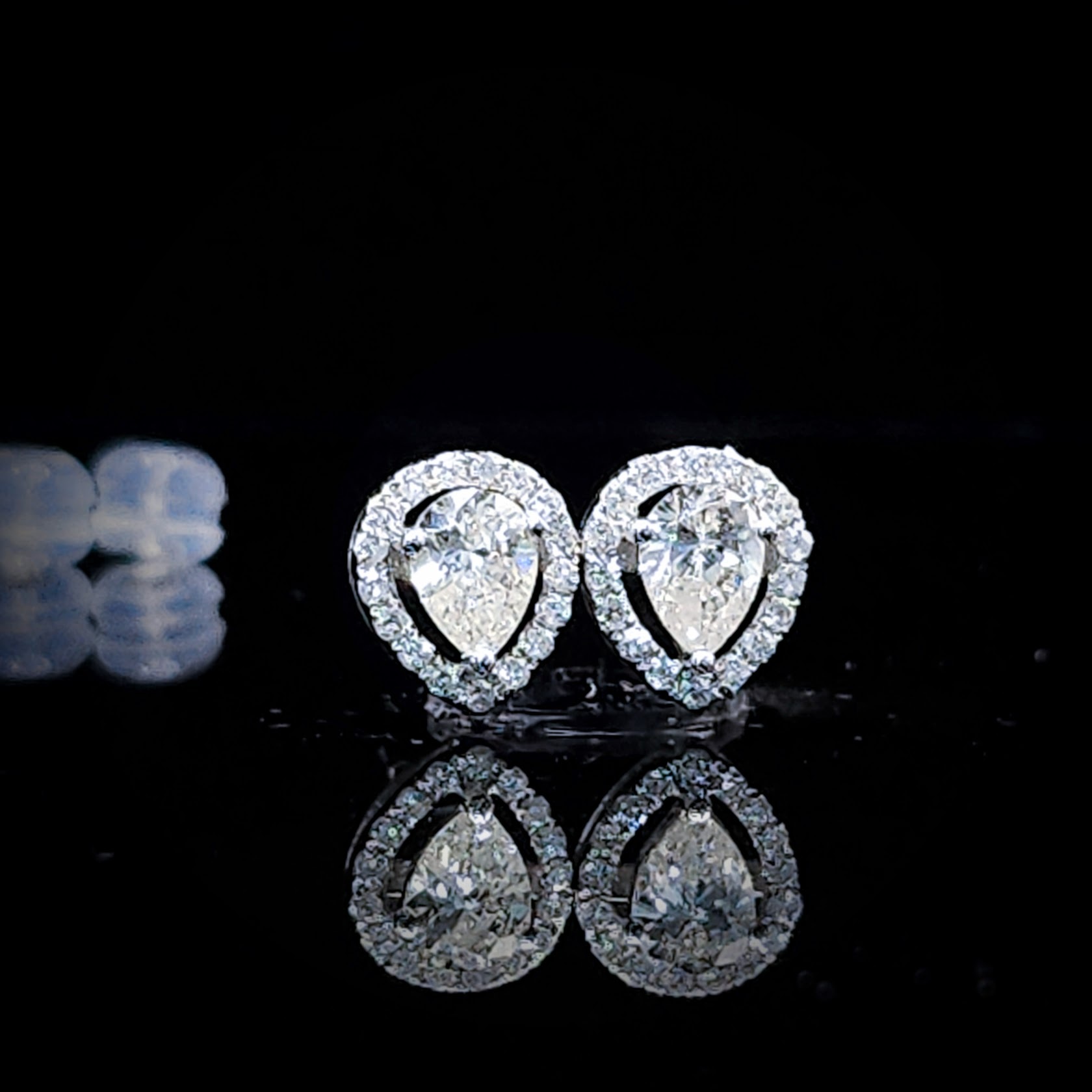 全新18K白金【主石73份梨型鑽石】配小鑽共91份耳環