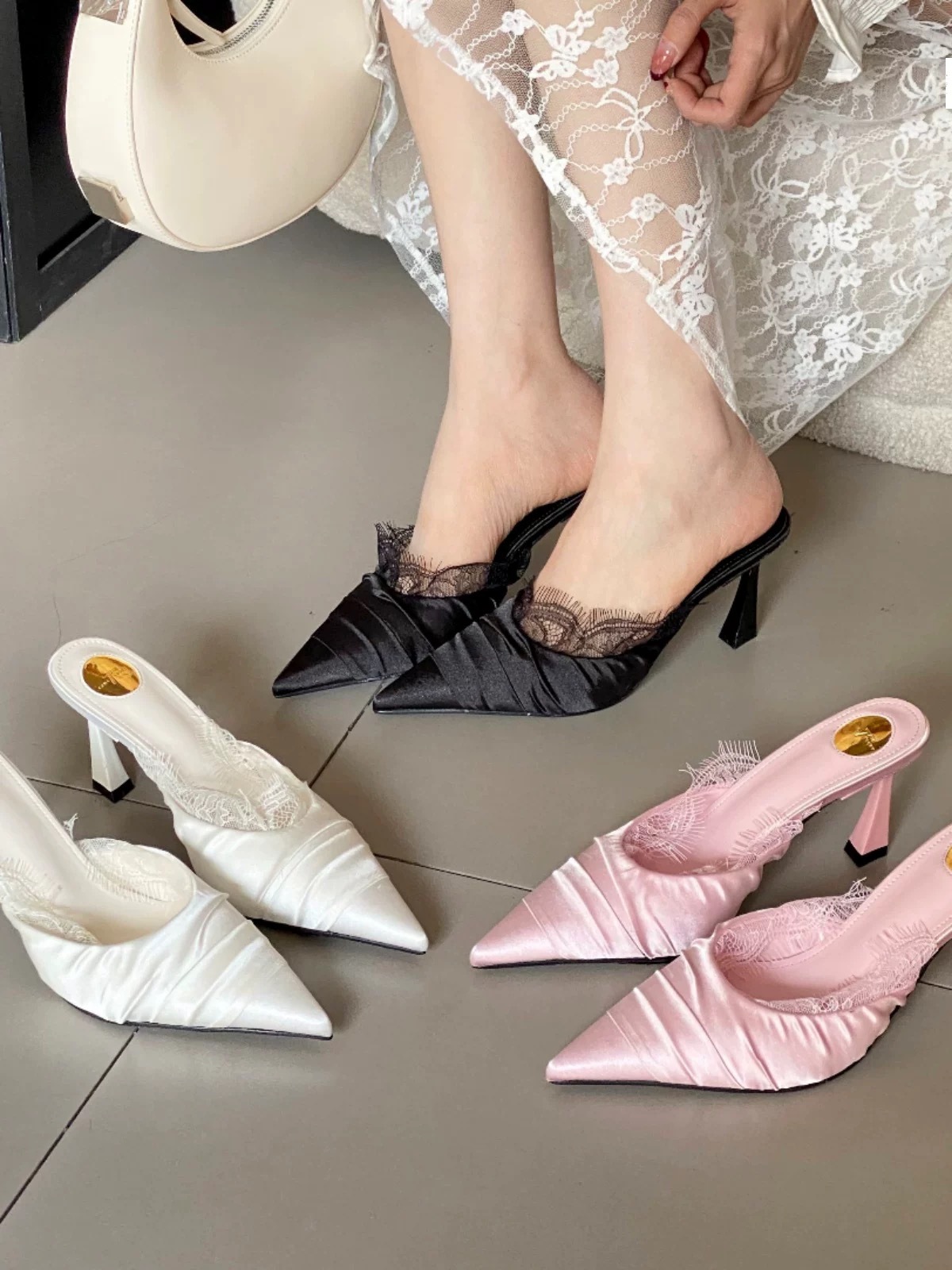 緞面尖頭拼接蕾絲高跟拖鞋