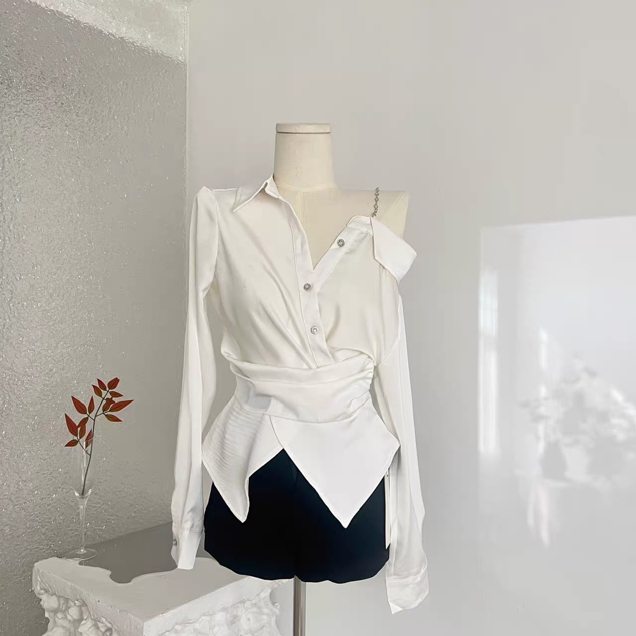 不對稱設計肩帶鏈條收腰襯衫上衣