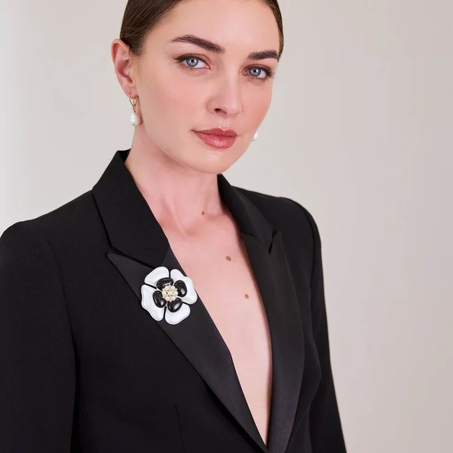 1AF0323-149 [ANNE FONTAINE] Hortense Brooch Black/White #H25A03500 (EU)