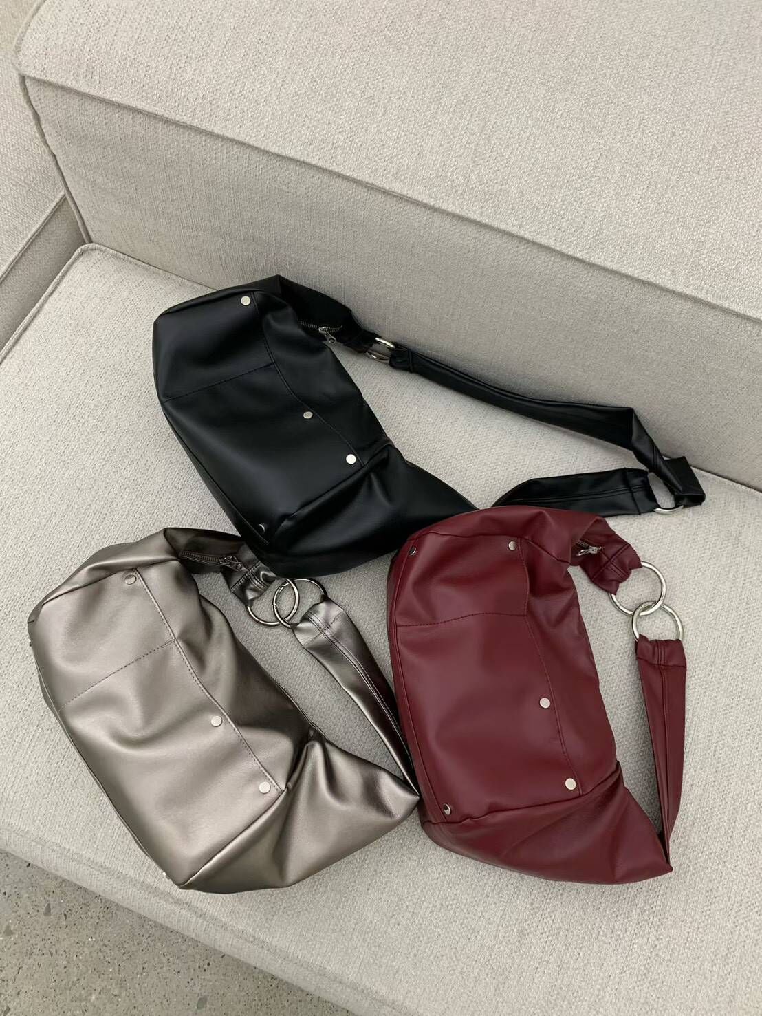 JEY 皮革極簡金屬環中性斜背包