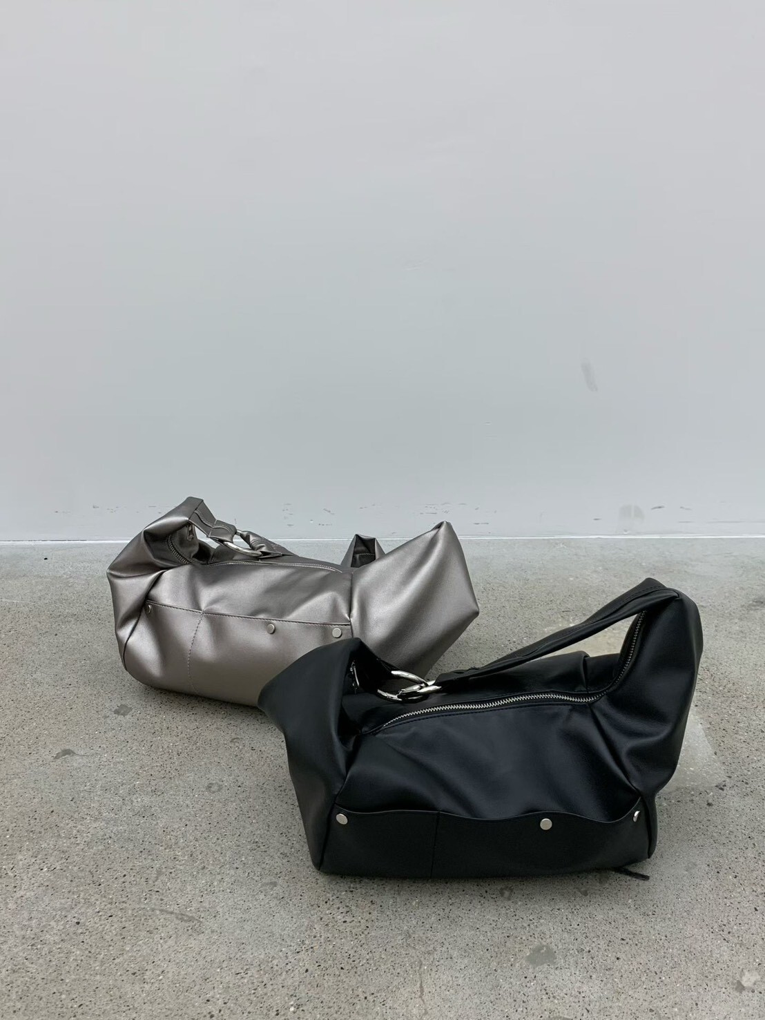 JEY 皮革極簡金屬環中性斜背包