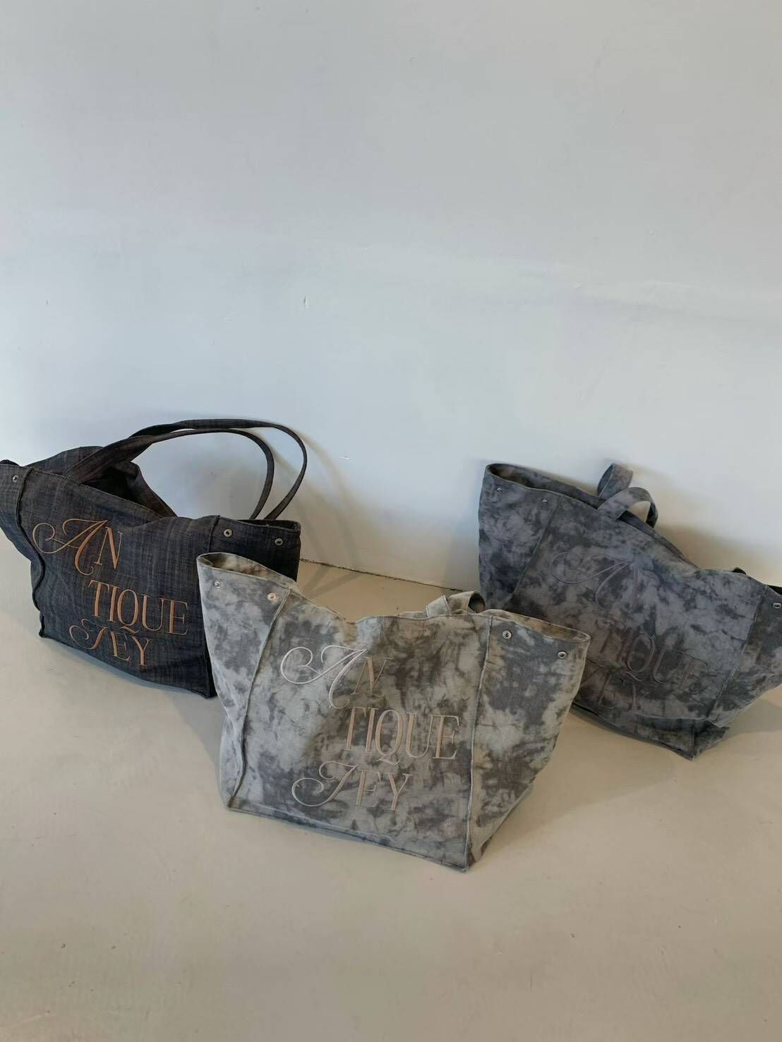 JEY 立體刺繡字母丹寧托特包(暗釦可調大小)