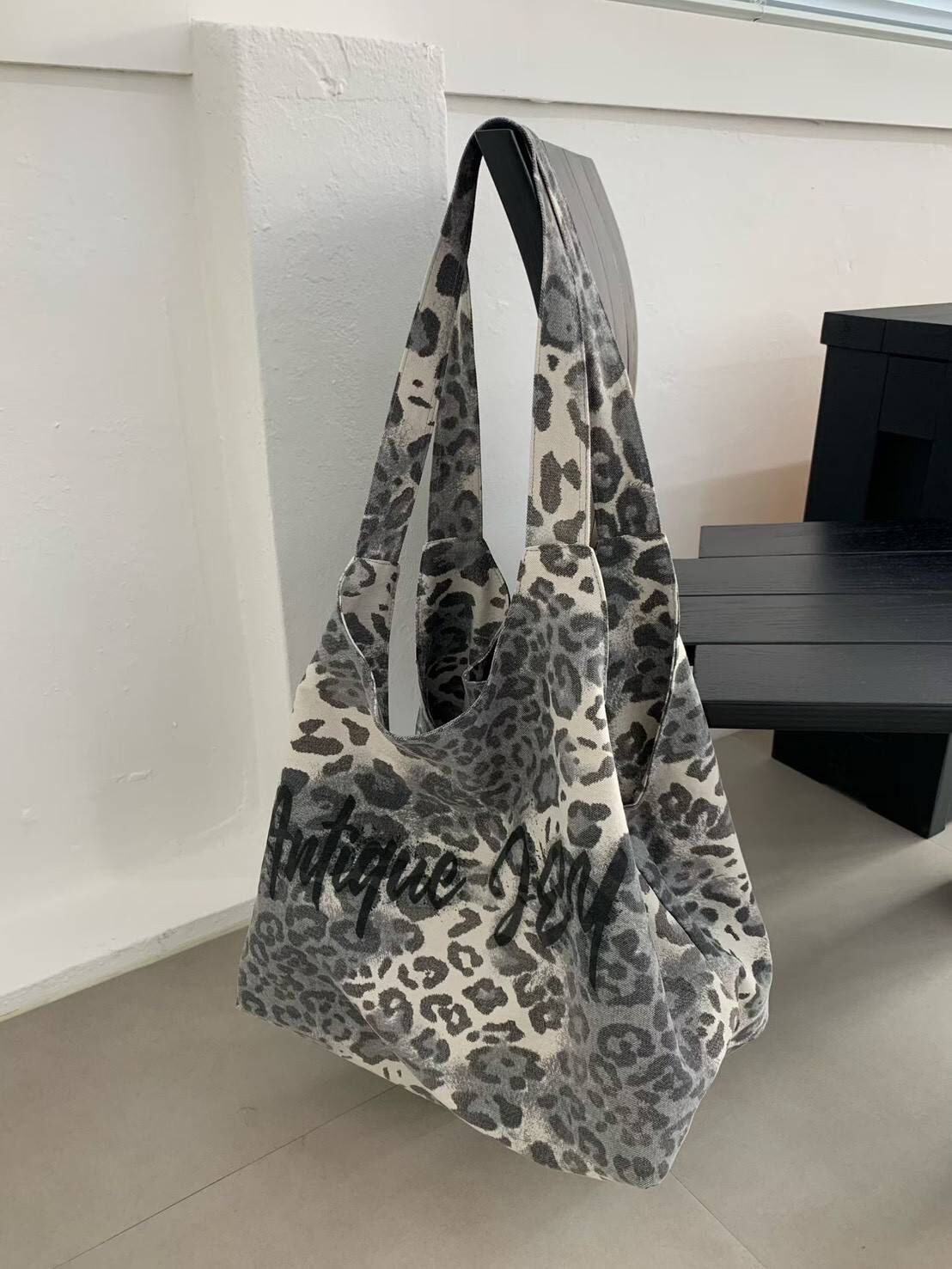 JEY 手寫字母弧形丹寧托特包(兩側有縮小扣環)