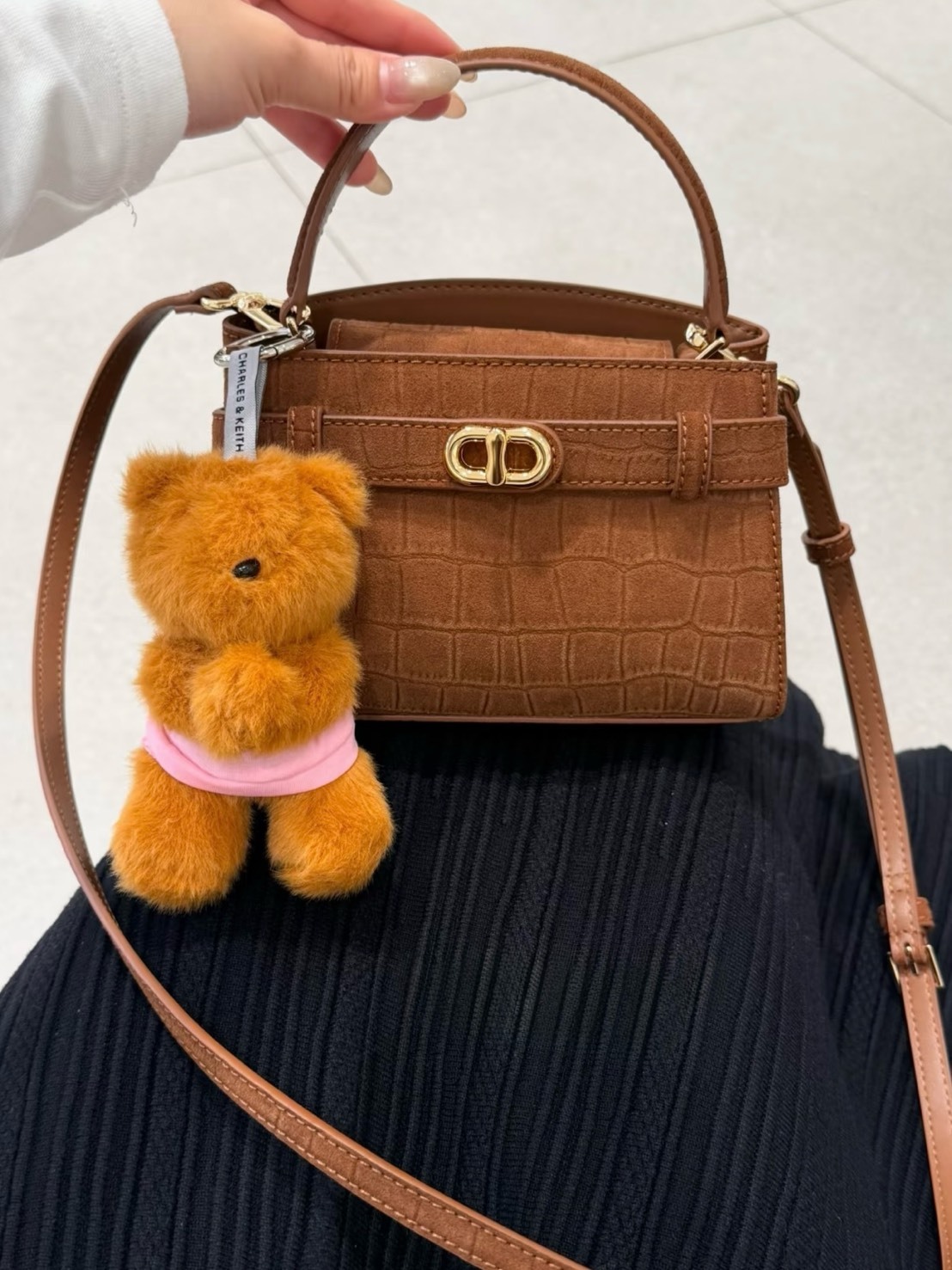 CHARLES&KEITH 小ck 鱷魚紋 麂皮絨 凱莉包 贈抱抱熊吊飾 禮盒