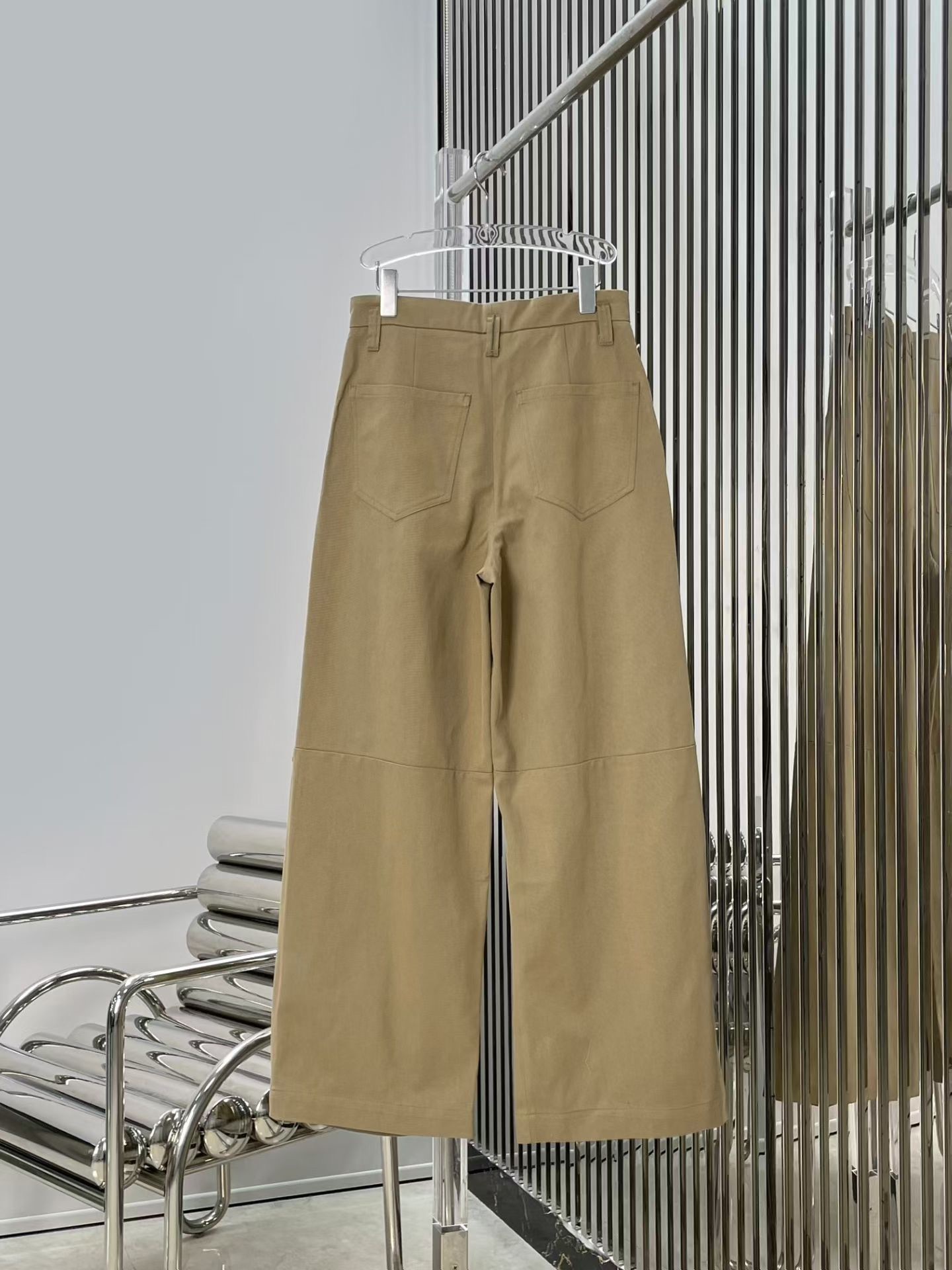 卡其色挺版抓皺寬褲