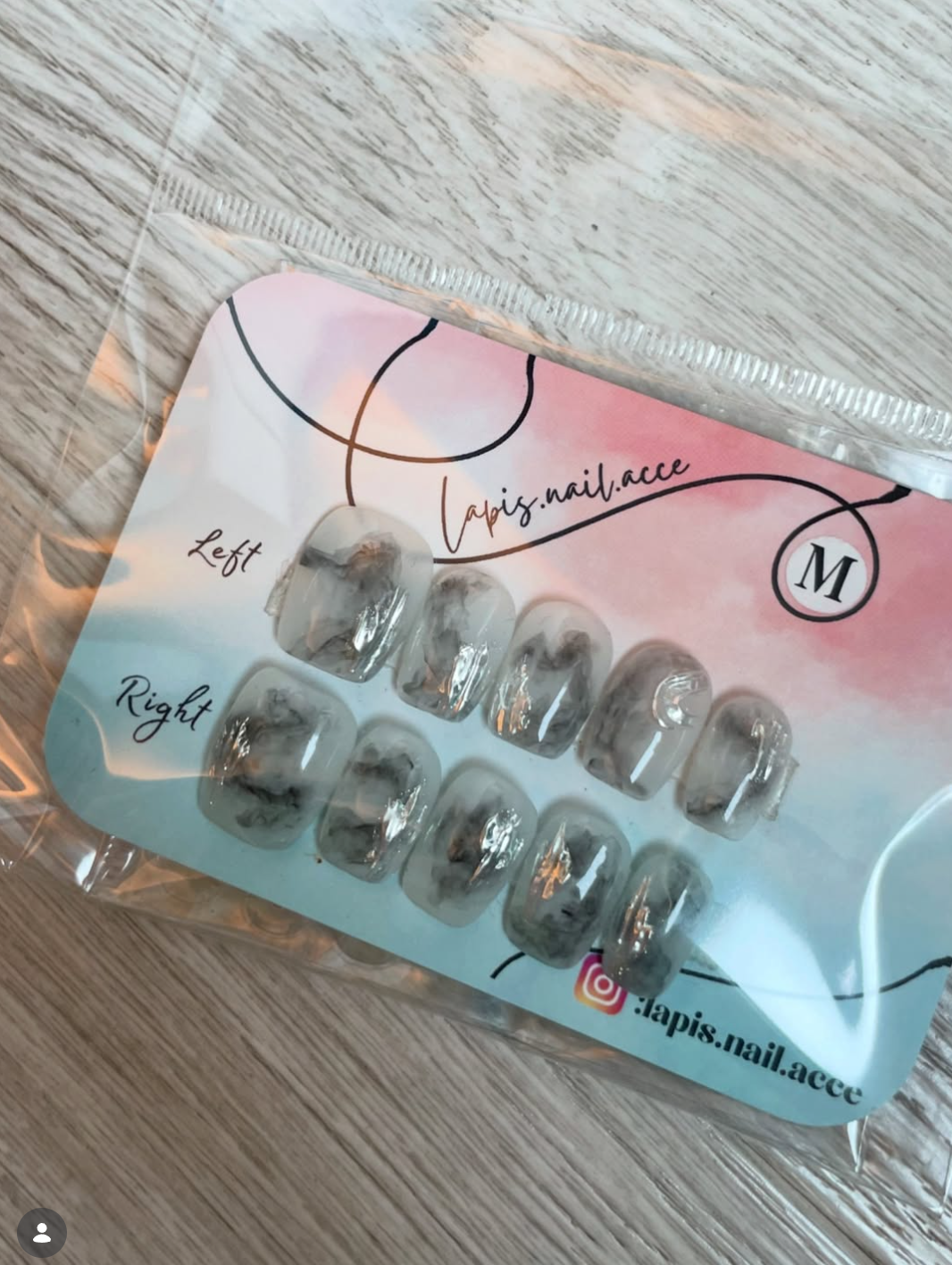 謝謝客人選購我地 lapis.nail.acce 嘅產品 呢款係我哋嘅🎨Smudge(1)[A-0000035a]🎨 系《大熱長青款式》 嘅 產品之一喔💕💕💕  〰️色系採用 半透白🤍作底色 + 黑色🖤水彩做暈染🎨 〰️另加入 隨心 的掃痕 + 魔粉 作 點綴🧙‍♀️ 令到以「Smudge 暈染」作主題嘅 設計 更突出喔  今次系我地嘅🎨Smudge(1)[A-0000035a]🎨 尺碼：XS / S / M 甲型：短梯  產品直接鏈結： https://lapisnailacce.shoplineapp.com/products/smudge-1-a-0000035a  Lapis Blog 直接連結：  https://lapisnailacce.shoplineapp.com/blog/posts/delivery-hot-pick-items-23