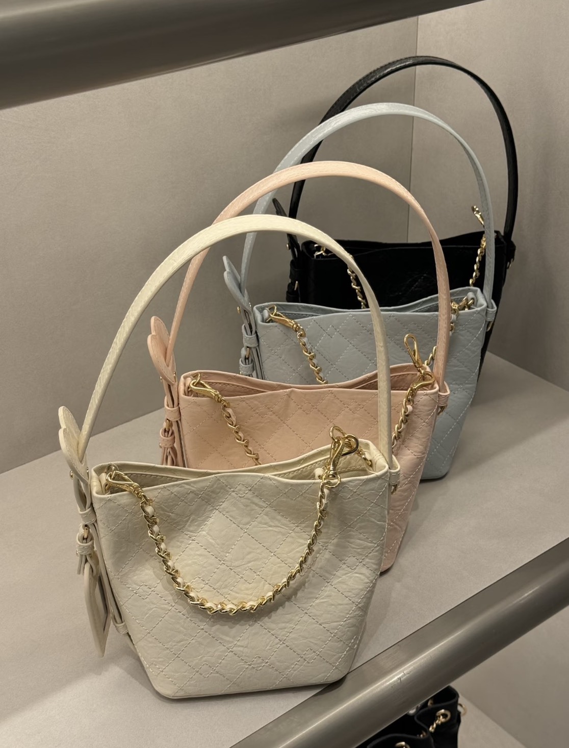 <春季新品🩵> Charles & Keith 小CK 多巴胺 菱格 愛心 鍊條水桶包