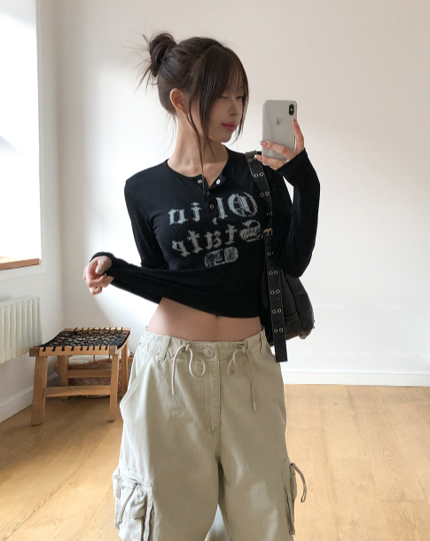 韓國🇰🇷 Crack Snap 半開襟 按扣 裂紋 文字 修身 長袖上衣（3color）