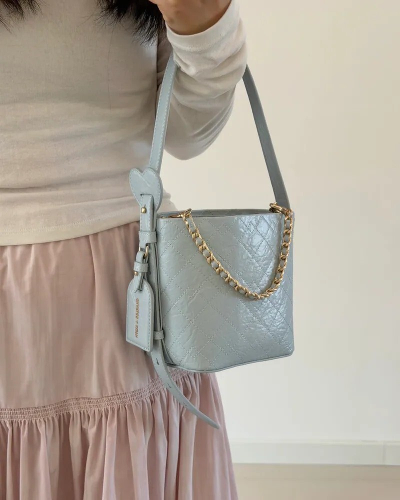 <春季新品🩵> Charles & Keith 小CK 多巴胺 菱格 愛心 鍊條水桶包