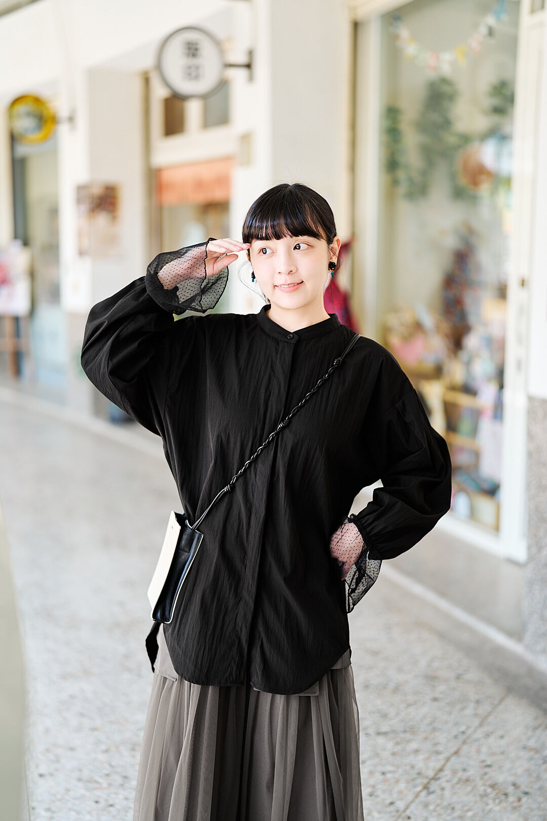 (限量)視線抵達之處！圓點網紗袖襯衫(兩色-濃黑)