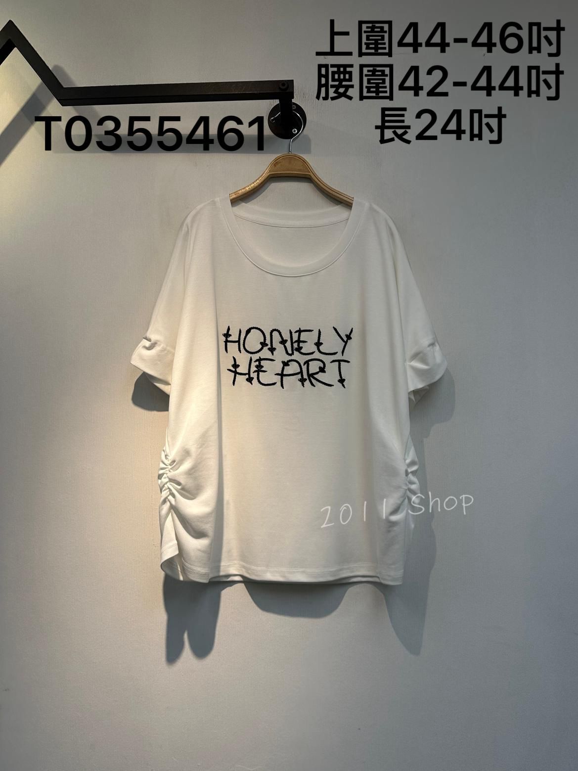 側面皺褶荊棘英文字刺繡T恤  上圍44-46吋 腰圍42-44吋 長24吋  T0355461