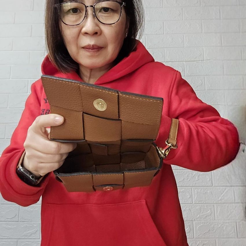 意大利啡色織皮小斜孭包