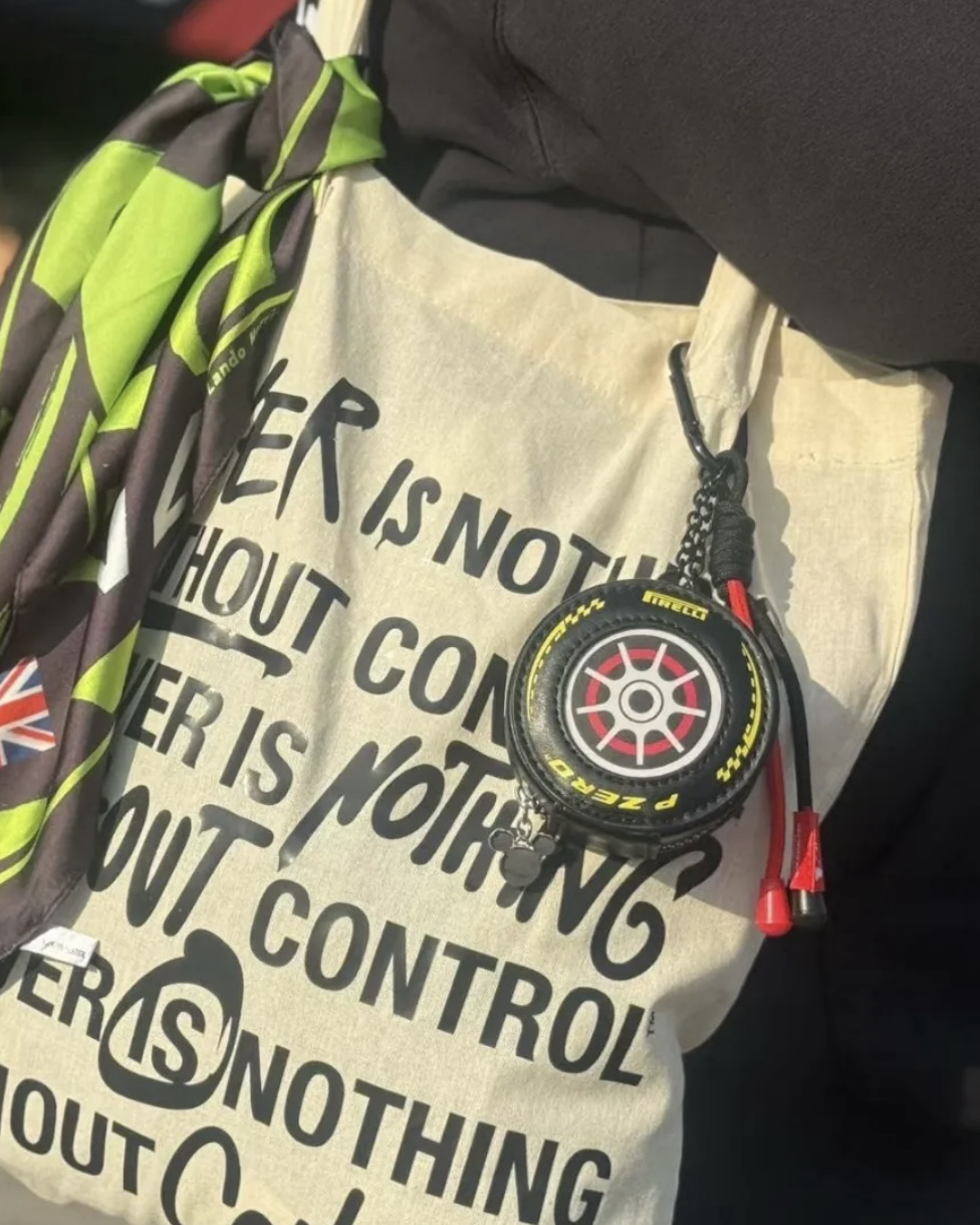 <正版授權>迪士尼 Disney x F1 輪胎造型 零錢包 耳機包 吊飾 掛件