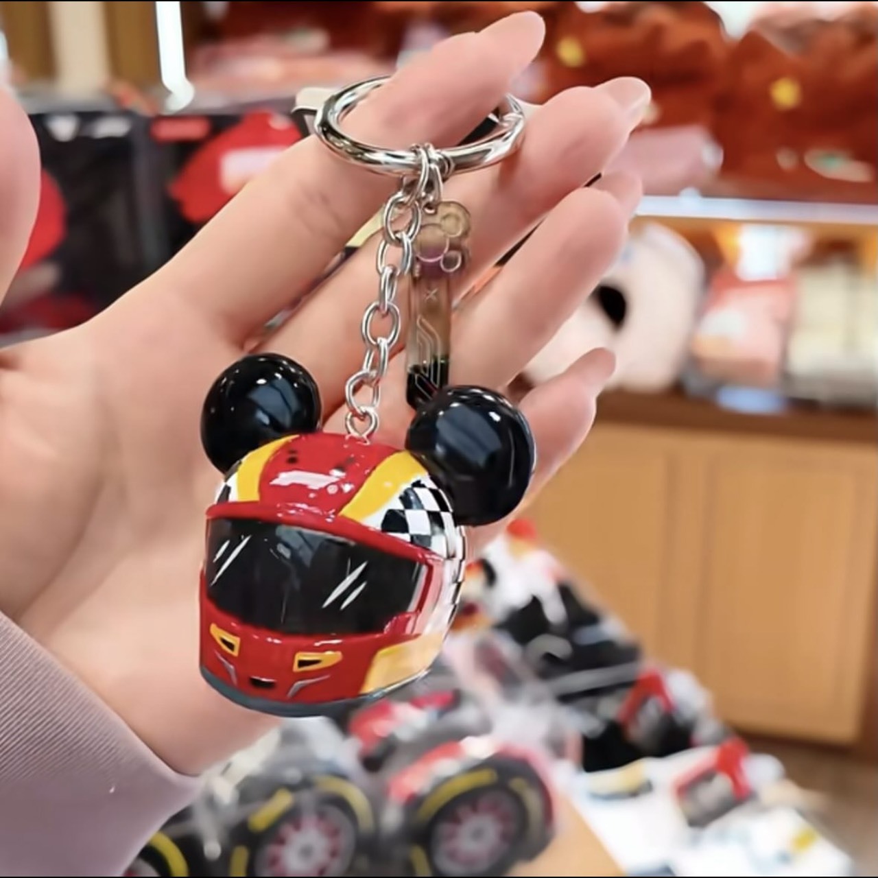 【預購】DISNEY X FORMULA 1 迪士尼 米奇賽車頭盔 安全帽吊飾 鑰匙圈 DISFOR