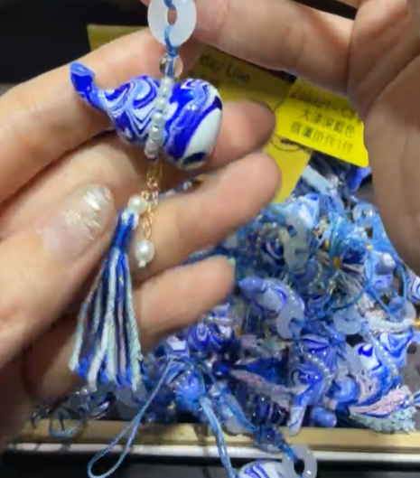 260321 - C3 大漆深藍色葫蘆黑檀木掛件1件 （相同色系隨機圖案）