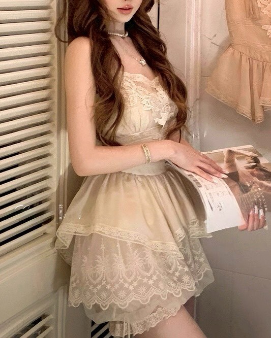 設計師家立體蕾絲收腰不規則散擺上衣