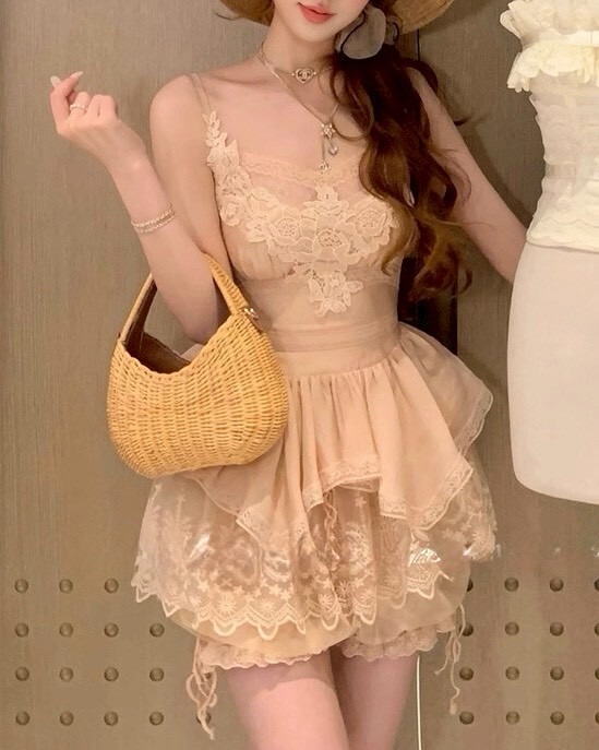 設計師家立體蕾絲收腰不規則散擺上衣