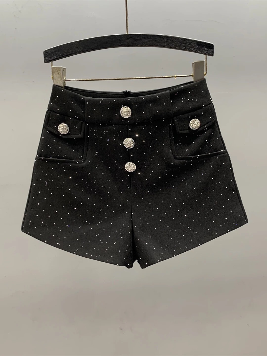 滿版燙鑽後拉鏈排釦裝飾短褲