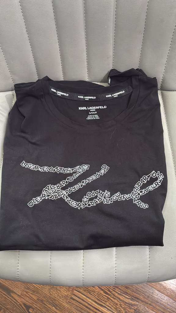XA012 Karl largerfield 文字logo tee 黑色