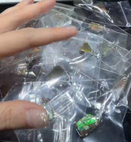 260321 - C17 天然七彩斑彩石繞線吊墜1粒（隨機形狀）