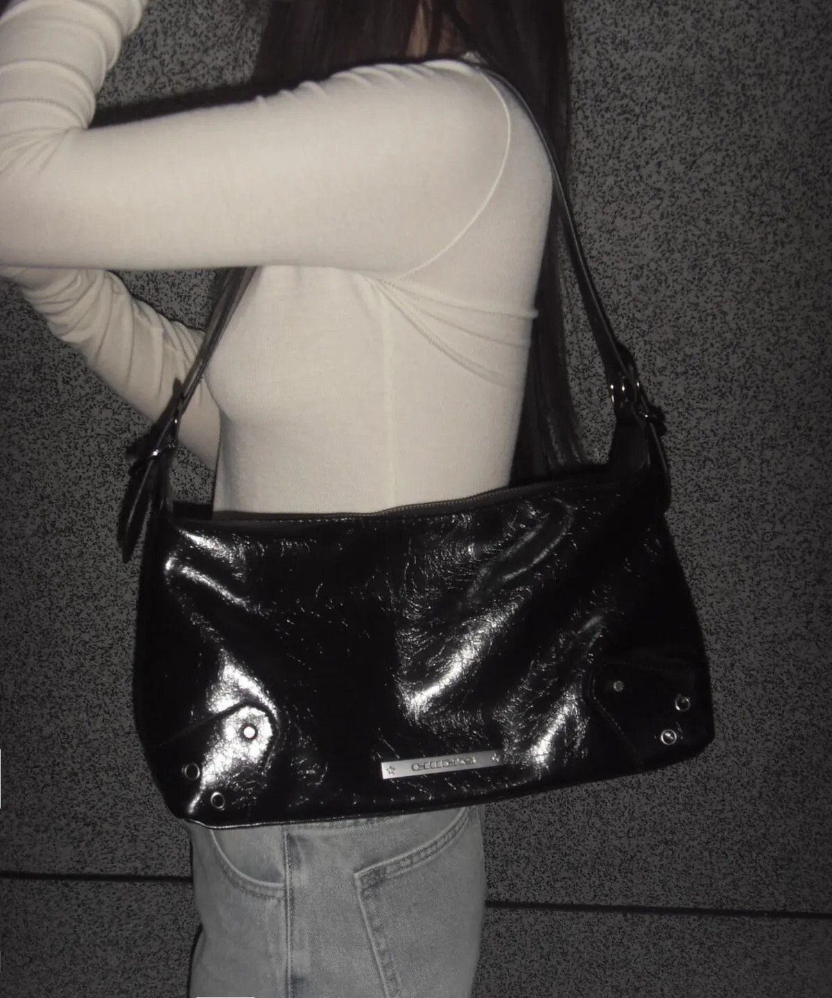 chicks - compact shoulder bag (black)