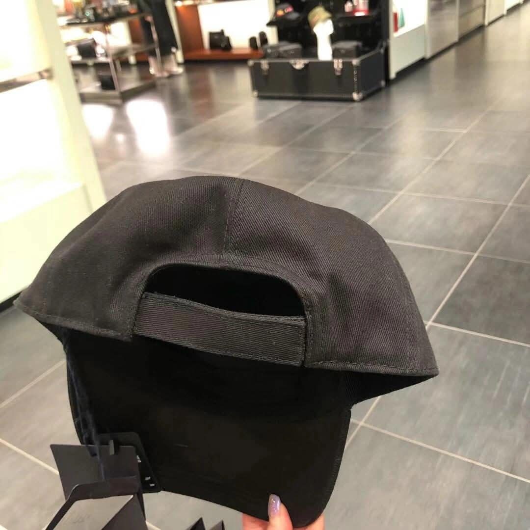 Prada 黑色 併黑Logo 鴨舌帽 成人款