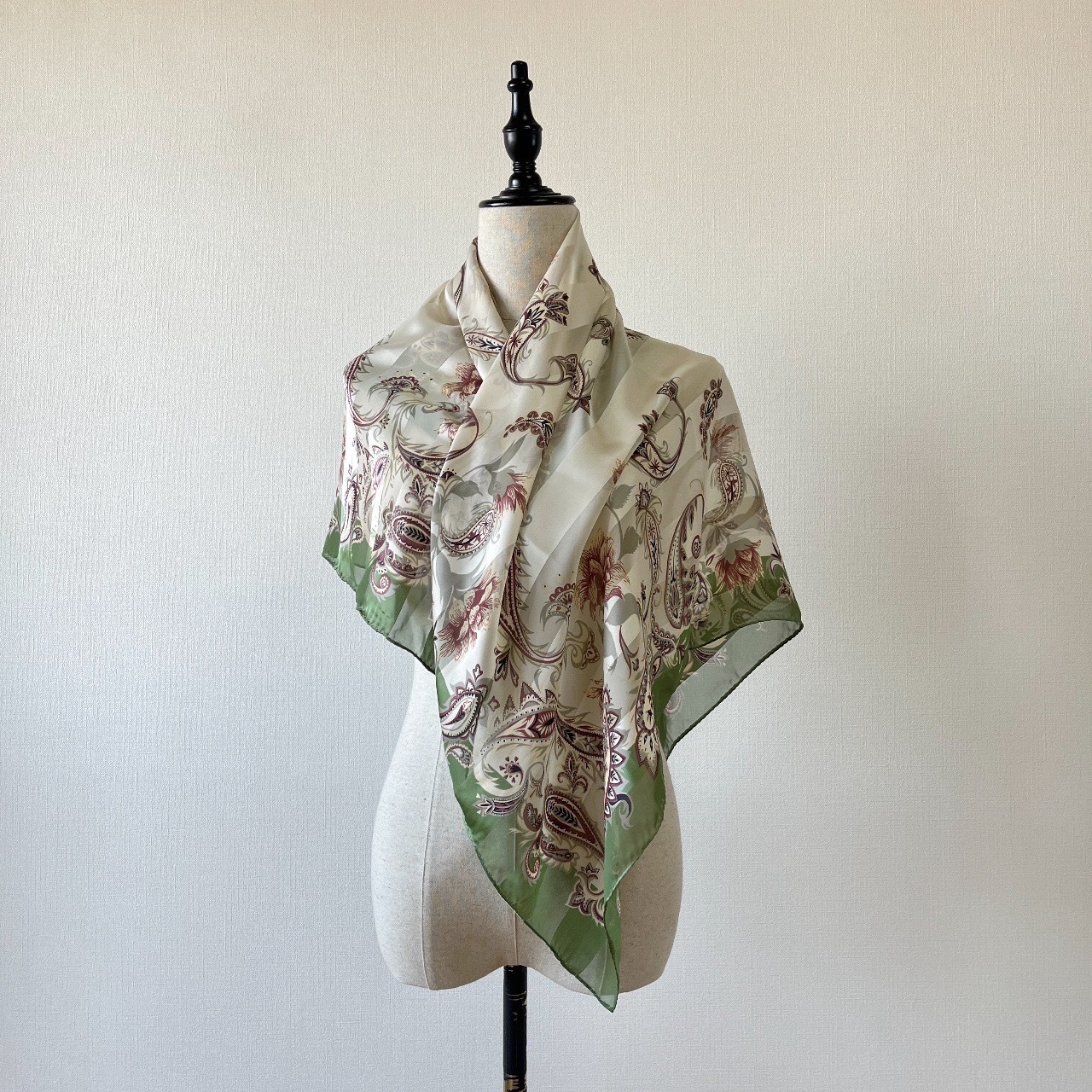 綠色腰果花圖案絲巾