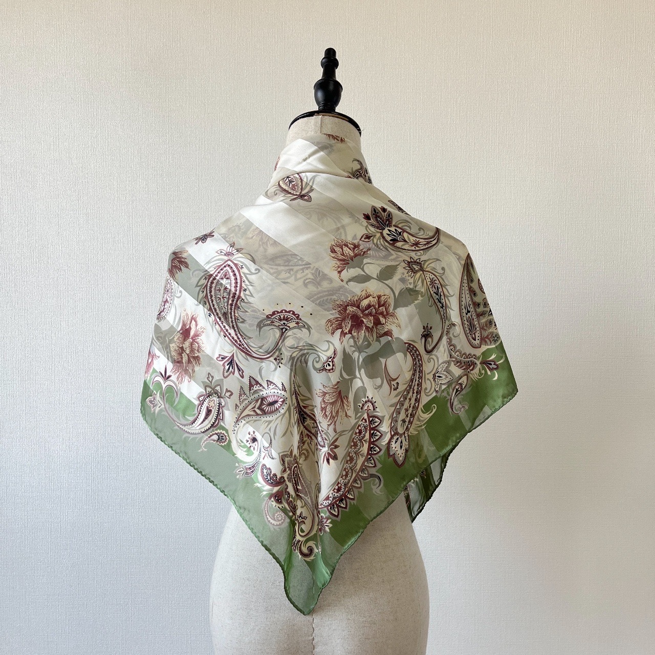 綠色腰果花圖案絲巾