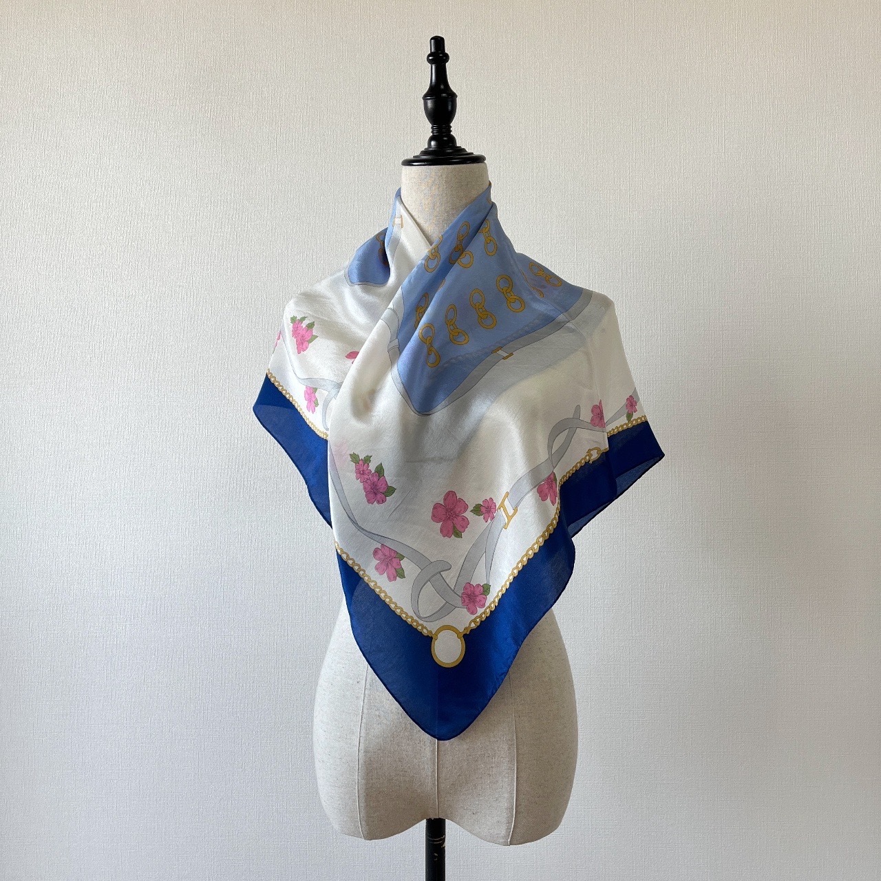 藍色清雅花卉絲巾