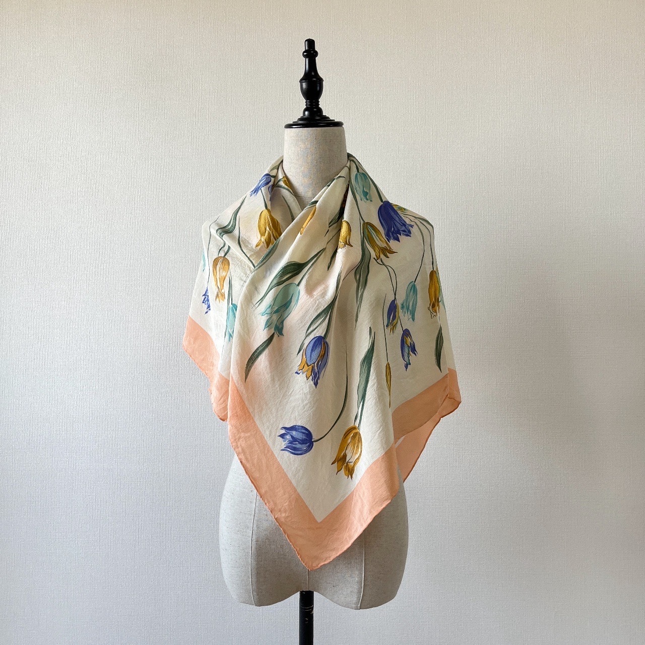 珊瑚色鬱金香絲巾