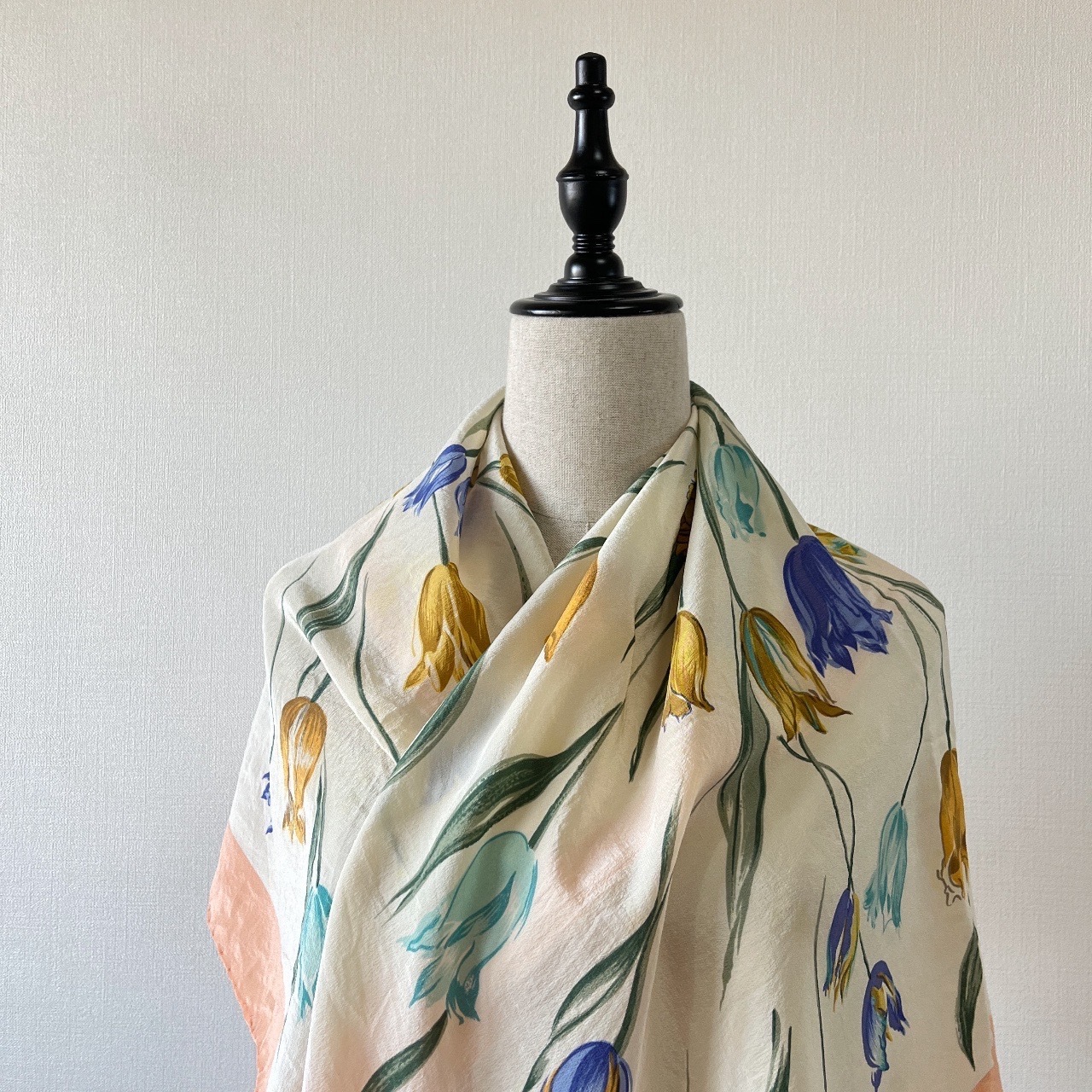 珊瑚色鬱金香絲巾