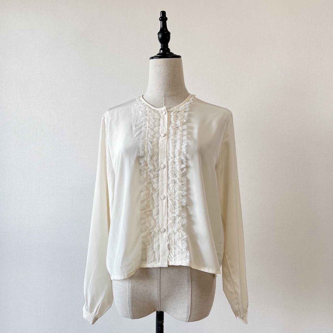 日本製米色喱士Ruffle領長袖上衣