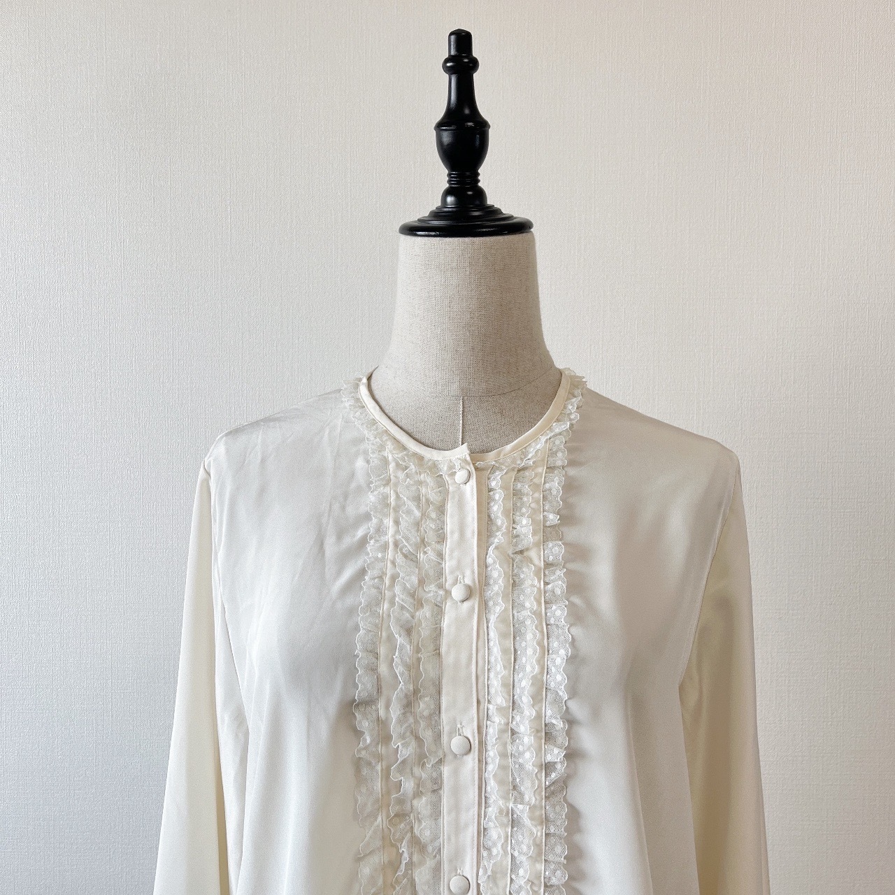 日本製米色喱士Ruffle領長袖上衣