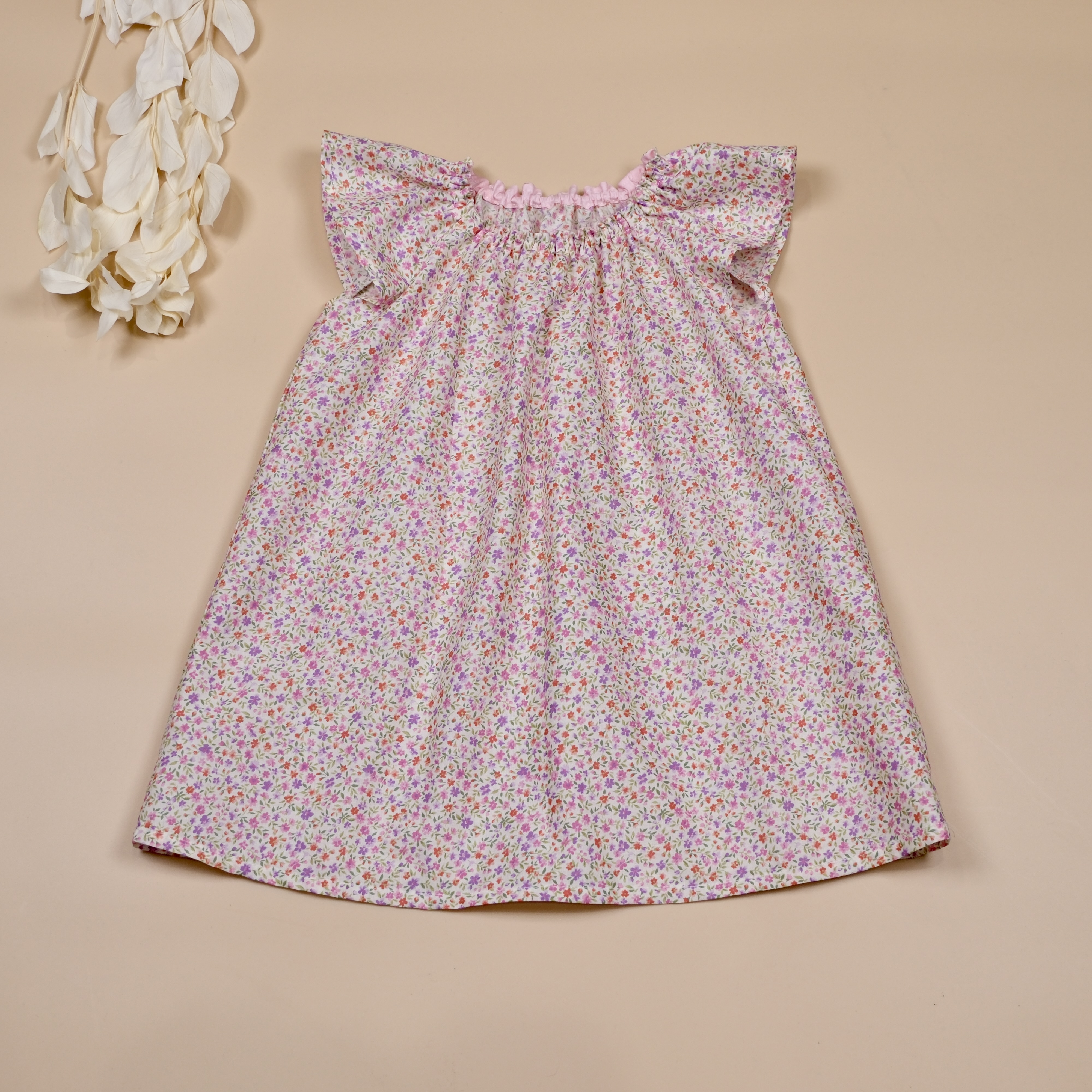 日常小花洋裝｜粉霧花