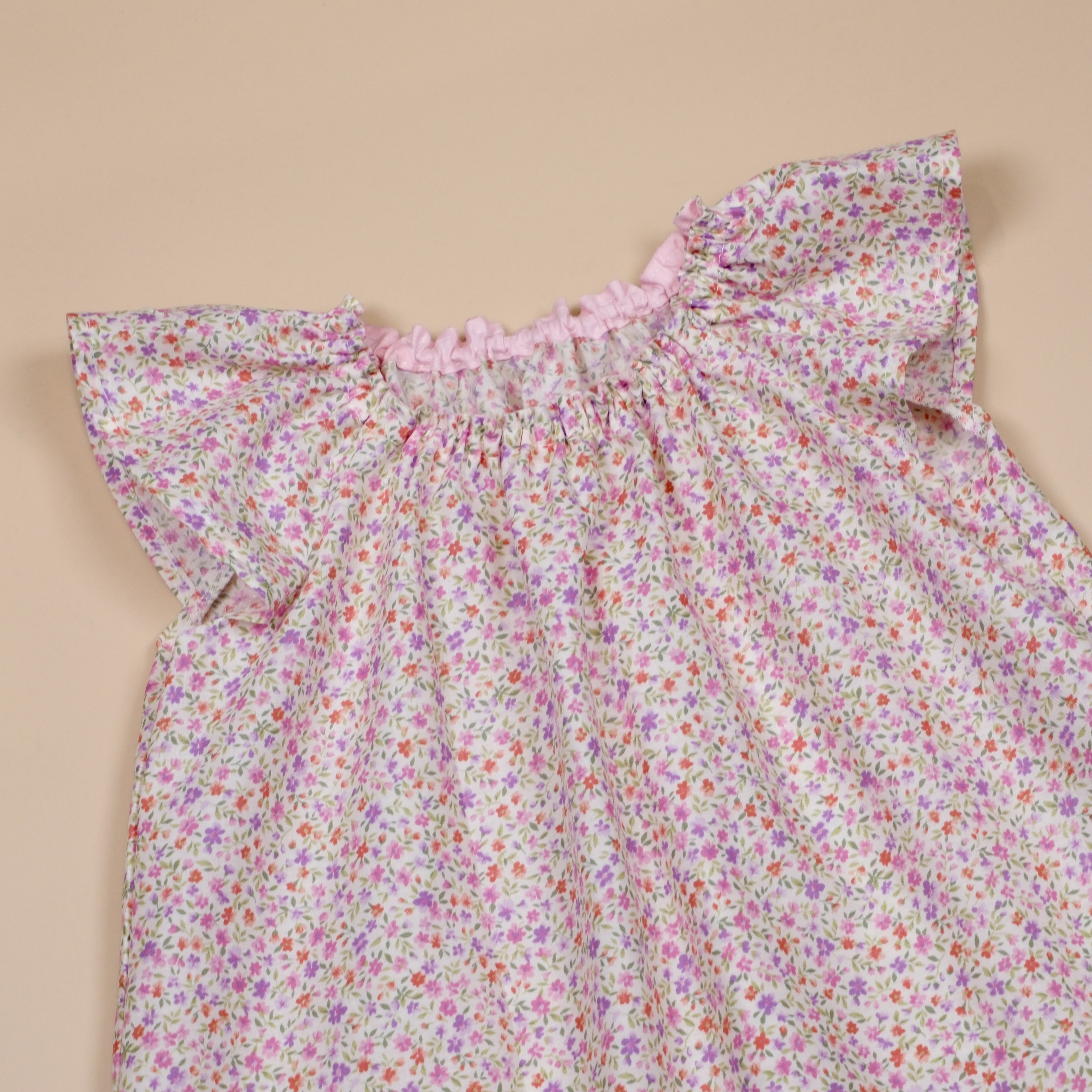 日常小花洋裝｜粉霧花