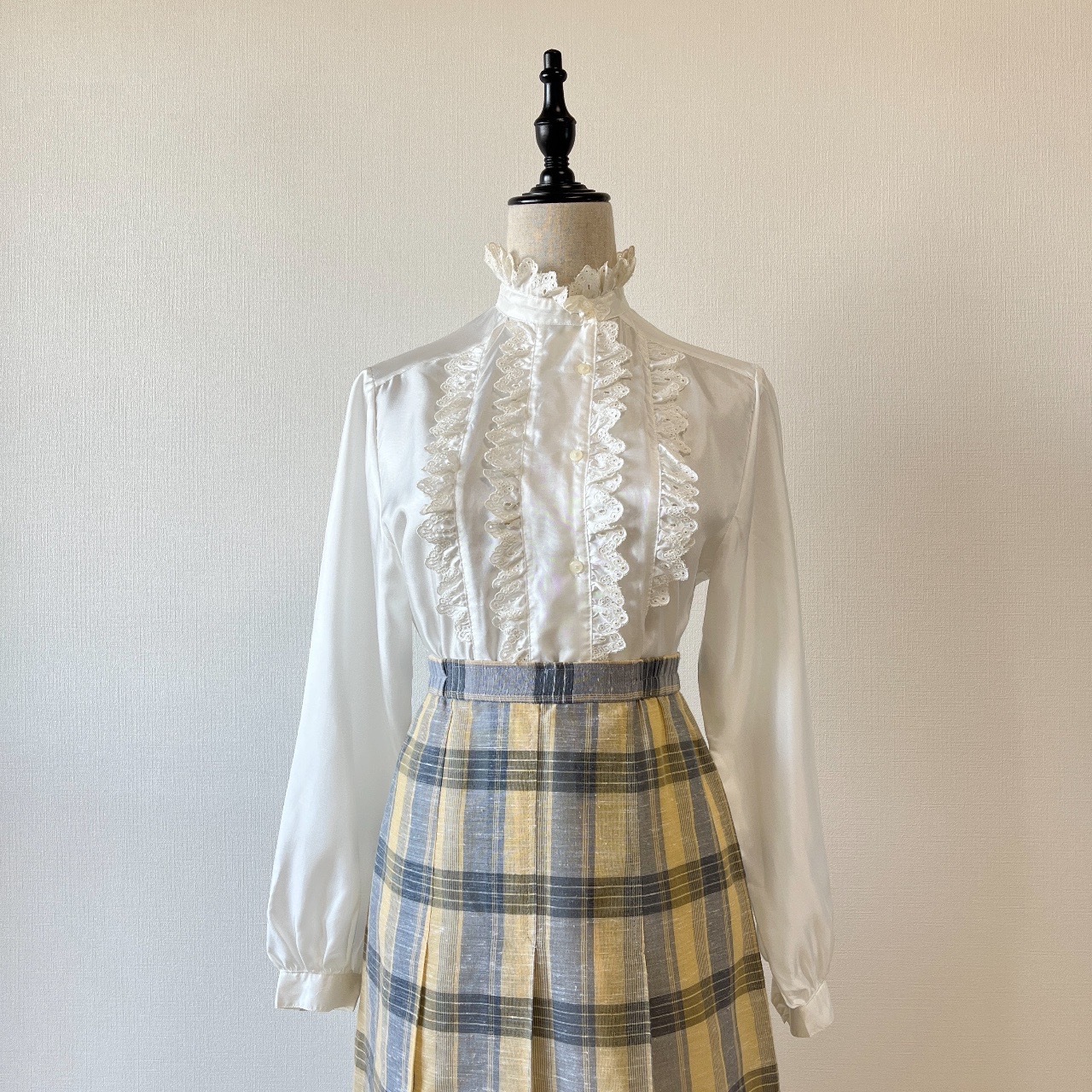 日本製白色Ruffle領刺繡上衣