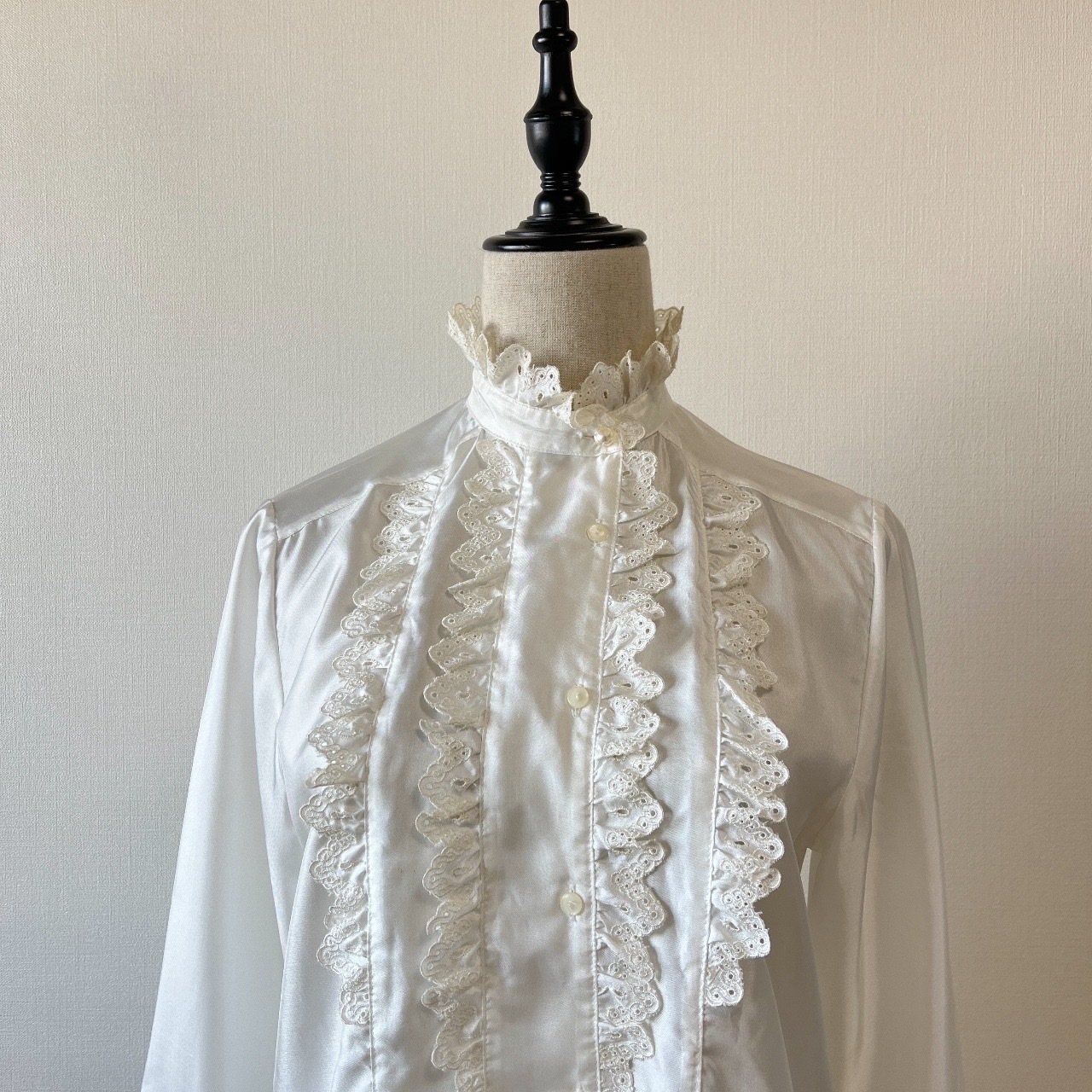 日本製白色Ruffle領刺繡上衣