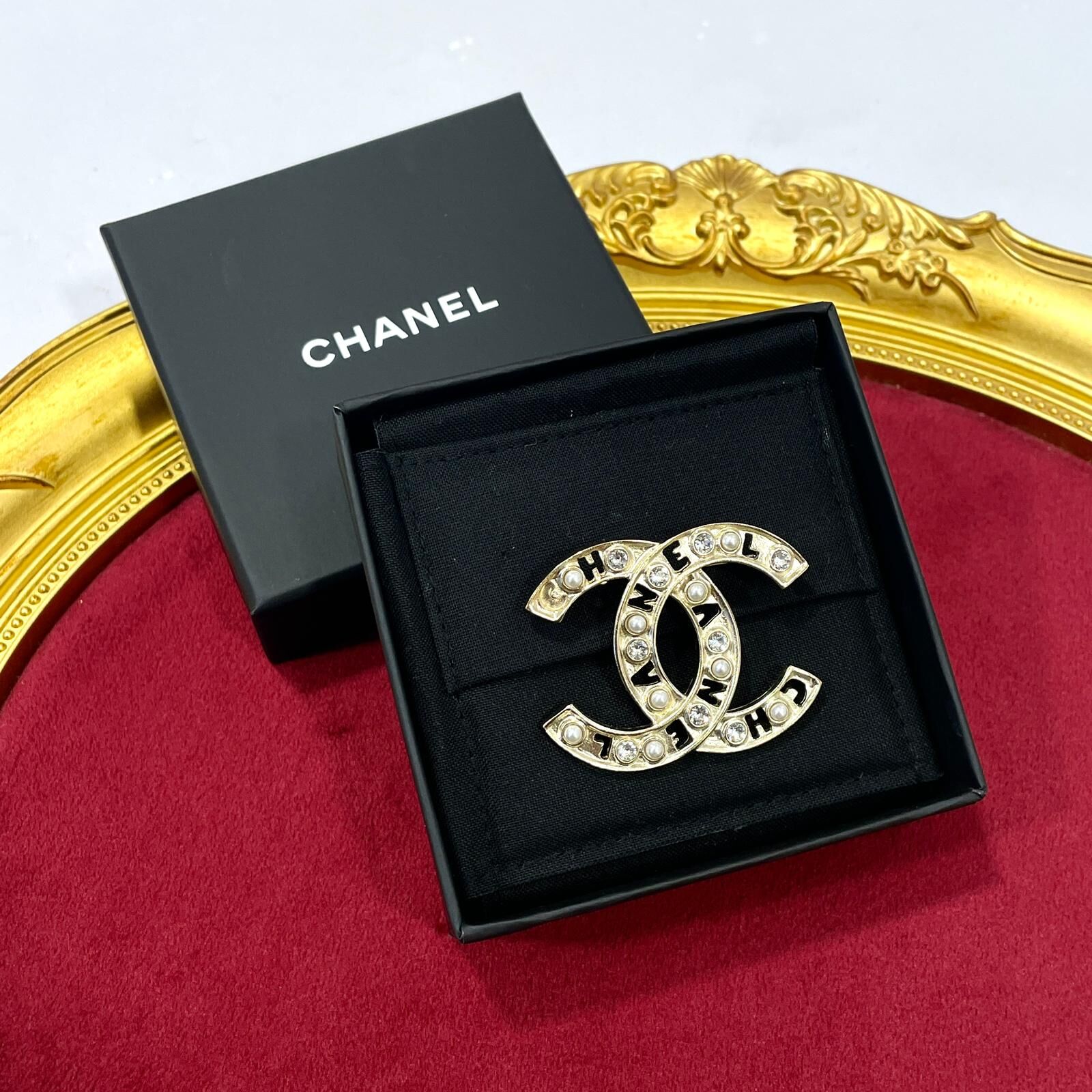 全新CHANEL胸針 5x4cm AB4879 珍珠水鑽雙C #香奈兒胸針 #BRAND NEW #香榭站正品