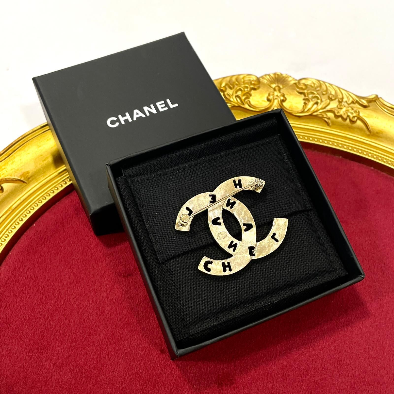 全新CHANEL胸針 5x4cm AB4879 珍珠水鑽雙C #香奈兒胸針 #BRAND NEW #香榭站正品