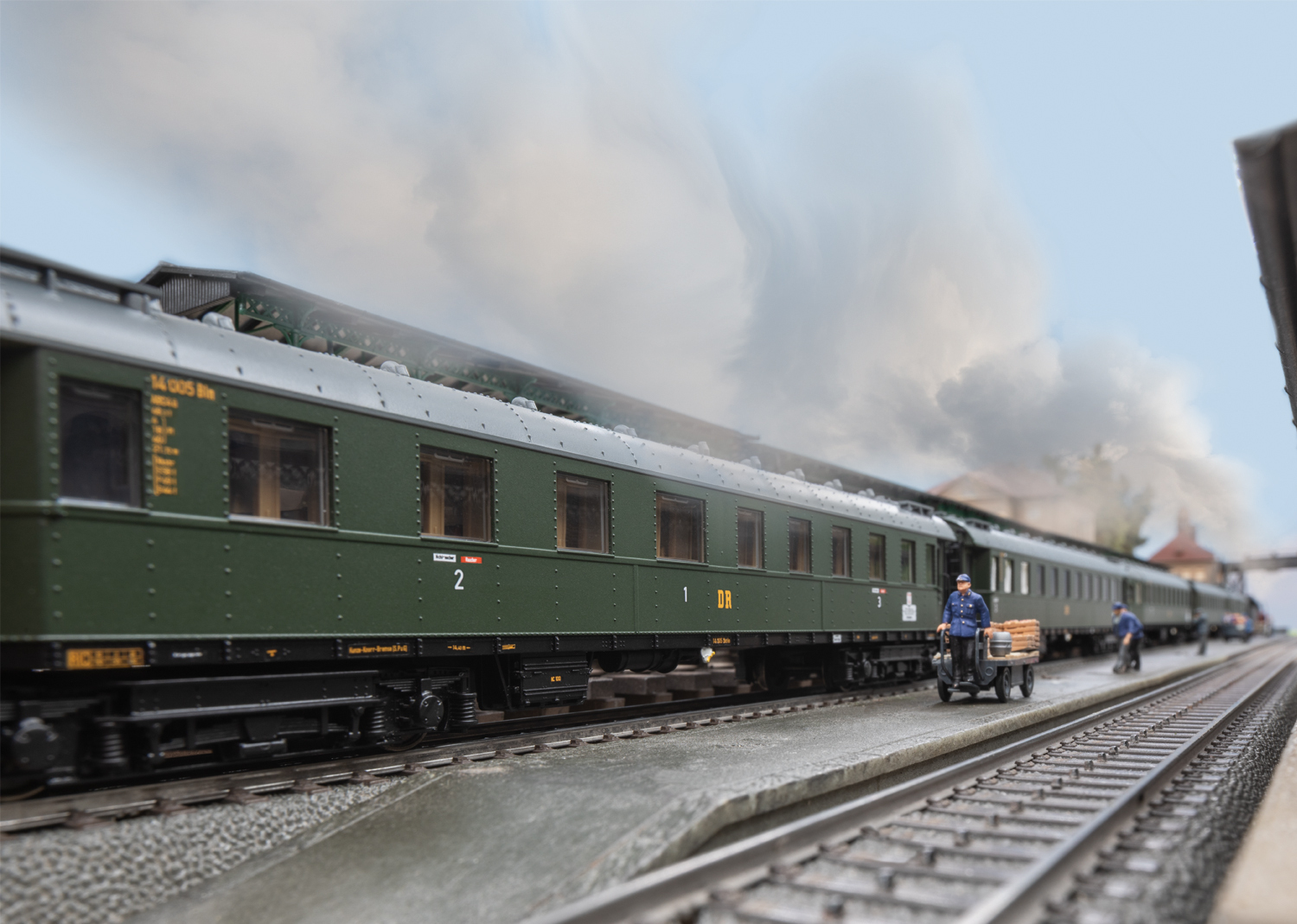 Marklin 42514 HO Scale Express Train Car Set for the Class 19.0 Steam Locomotive "Saxon Pride" 4 car groups