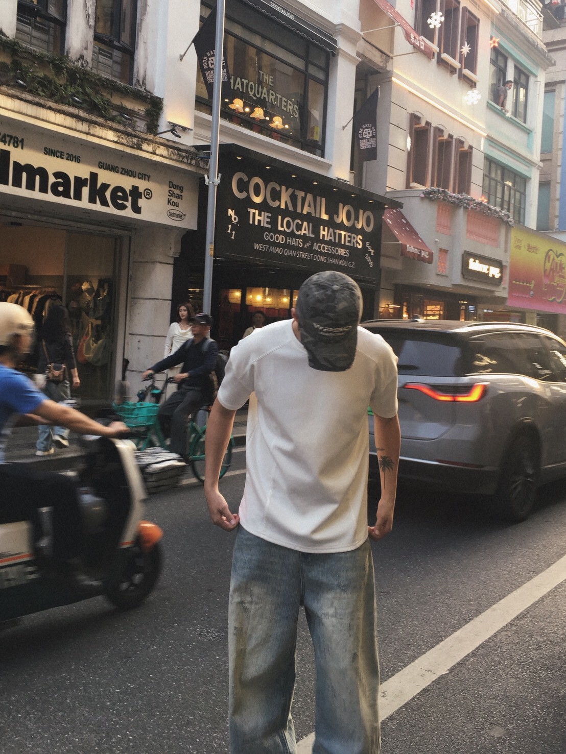 竹節紋寬鬆牛仔彎刀褲/水洗刷破